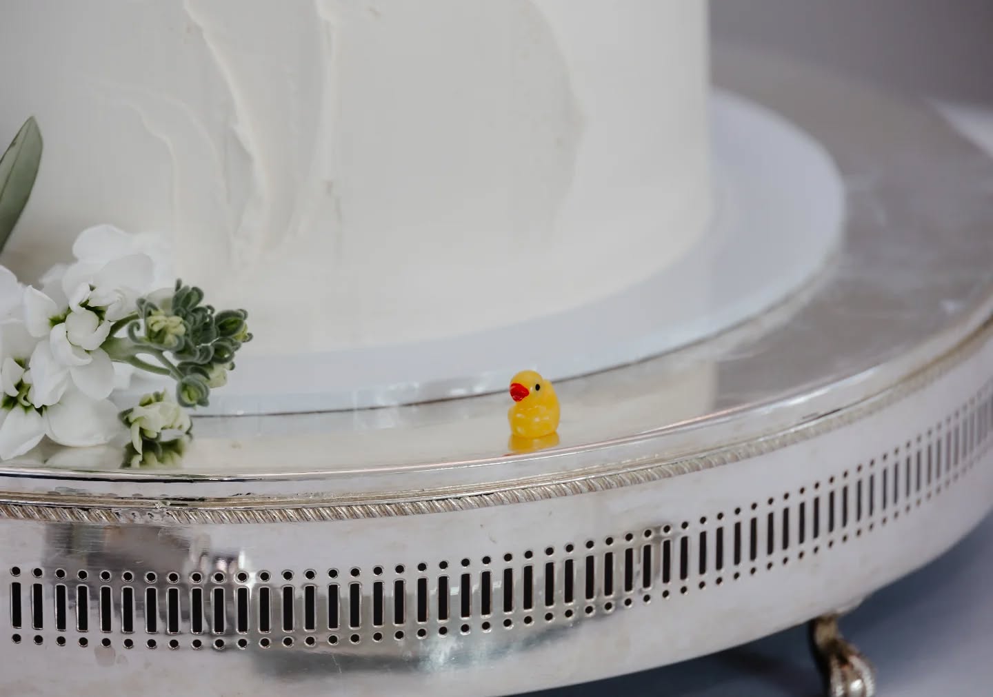 A tiny detail with a story of its own.....💛
" Thank you again, I can’t wait for an opportunity to eat your chocolate cake again!"
Hannah x
@rockbeare_manor_
@bromptonbuds
@hannah190803
@ashley_mariephotography