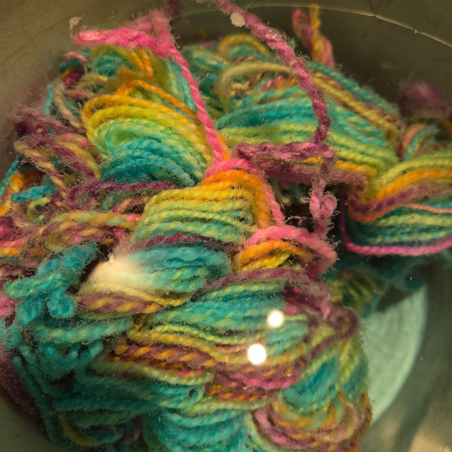 Early morning wet finish on this spectacular neon rainbow hand dyed merino! 🤗
#sunriselodgefiberstudio #spinnersofinstagram #spinning #handdyedyarn #fiberprocessing