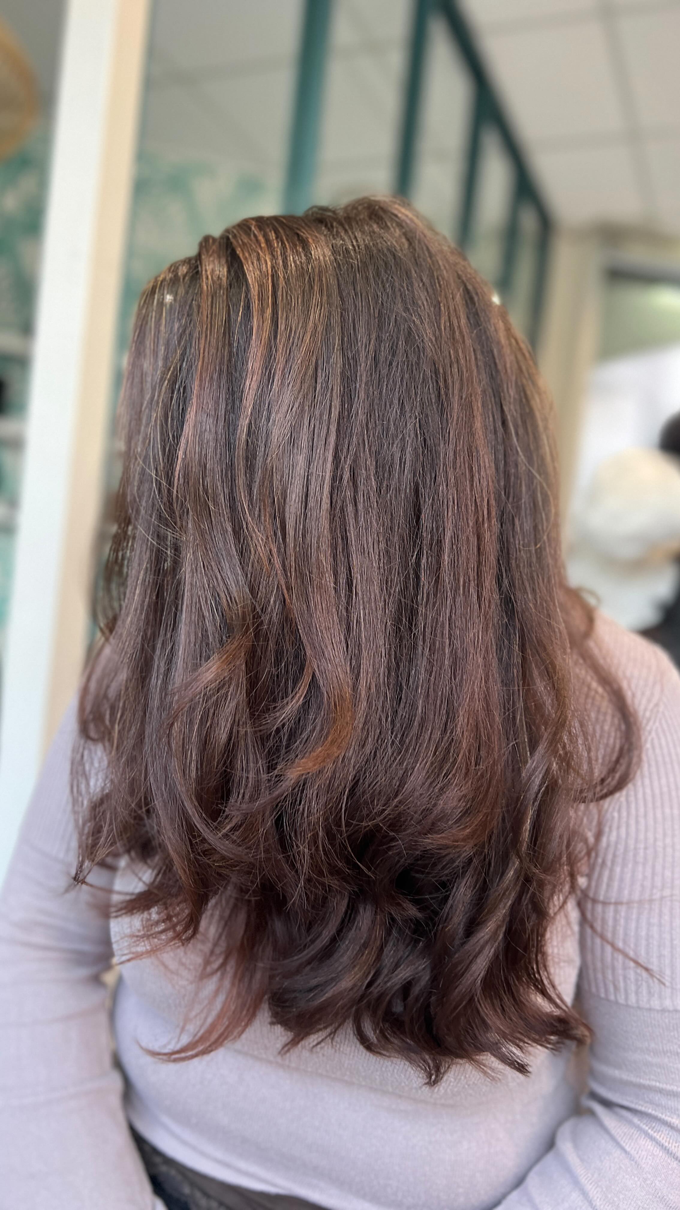 Quand la couleur devient aussi un soin.
La coloration végétale enveloppe la fibre, respecte le cuir chevelu et révèle une brillance naturelle incomparable ✨
Des cheveux visiblement plus forts, plus doux… et une couleur pleine de vie.
💇♀️ Envie d’une couleur qui fait du bien à tes cheveux ?
Rendez-vous au salon pour découvrir le végétal
