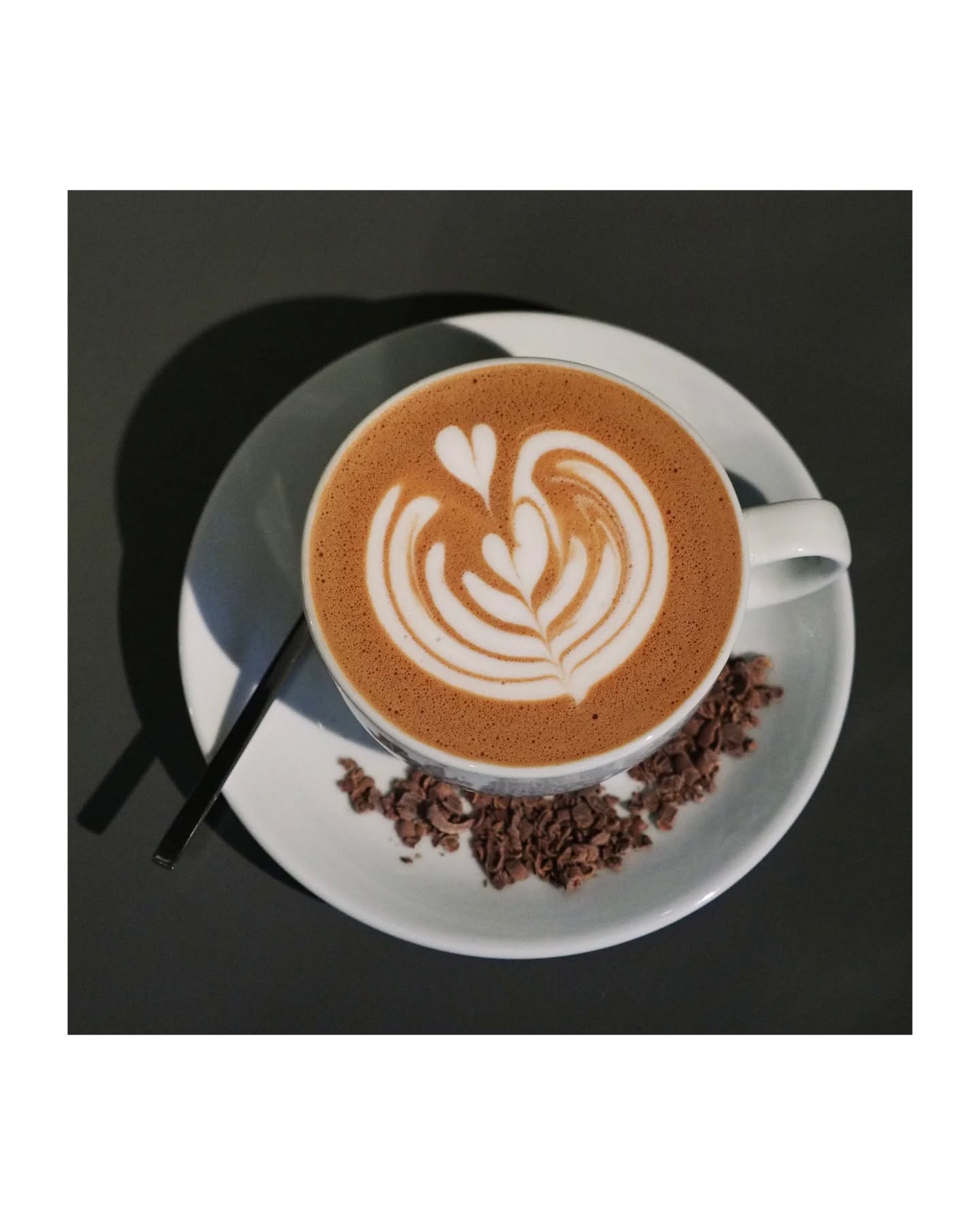 Seasonal Specials 1/3
@heindeverre Winterschokolade ist back! Bei dieser Kombination treffen sich Kakaos aus Ecuador, Dominica und Indonesien mit wundervoll wohlig-warmen Gewürzen für einen comfy Nachmittag vorm prasselnden Kamin. Kardamom, Zimt, Ingwer, Muskatnuss, Nelken und Pfeffer sind eingeladen und verwandeln sich in Kombination mit @rieckenslandmilch oder @oatly in flüssigen Lebkuchen!
Ab jetzt in der 9 und nur so lange unser Vorrat hält!