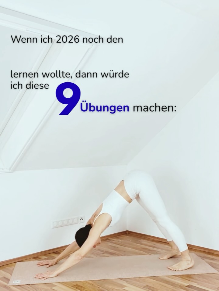 Das solltest du aber vorher unbedingt wissen: ⬇️
⚠️ Du musst im Yoga Unterricht (und auch als Yogalehrerin) keine akrobatischen Asanas meistern!
❌ Es geht im Yoga nicht um Selbstoptimierung. Du musst niemanden etwas beweisen. Auch dir selbst nicht!
Aber es ist wissenschaftlich erwiesen,
🚀dass Krafttraining in direktem Zusammenhang mit einer hohen Lebenserwartung steht.
🙃dass Umkehrhaltungen deine Nerven beruhigen. Und das bringt dich zurück in deiner inneren Mitte.
Der Unterarmstand (Pincha Mayurasana) kann beides - yeah!
Es ist eine Arm Balance und gleichzeitig eine Umkehrhaltung.
Und es ist also total ok, wenn es einige Zeit dauert, bis du erste Fortschritte siehst.
Ich übe bisher auch nur an der Wand, aber ein bisschen Balance ist schon da. 🎉
❓Was mir noch fehlt?
Wiederholung, Wiederholung, Wiederholung… dran bleiben und nicht aufgeben!
Und ich hab mega Spaß an dieser kleinen Herausforderung. Der Weg ist das Ziel…
🛑✋Es gibt aber auch anatomische Gründe, warum ein Unterarmstand für dich keine gute Idee ist -> schreib mir! Und ich erklär es dir…
❓Wie du als Yogalehrerin eine ganze Yogaklasse aufbaust, die den Unterarmstand als Höhepunkt hat?
Das zeig ich dir diesen Sonntag um 11:00 im 3. und letzten Teil der LIVE Webinar Reihe “Geheimnisse des Yoga Unterrichts”.
💡Unser Thema: Klassenplanung leicht gemacht.
❗️Jetzt für 0 € anmelden -> kommentiere: Geheimnis
oder schau in die highlights
oder hier: www.FlyLightYoga.com/3geheimnisse
Ich freu mich auf dich!
Deine Lisa
