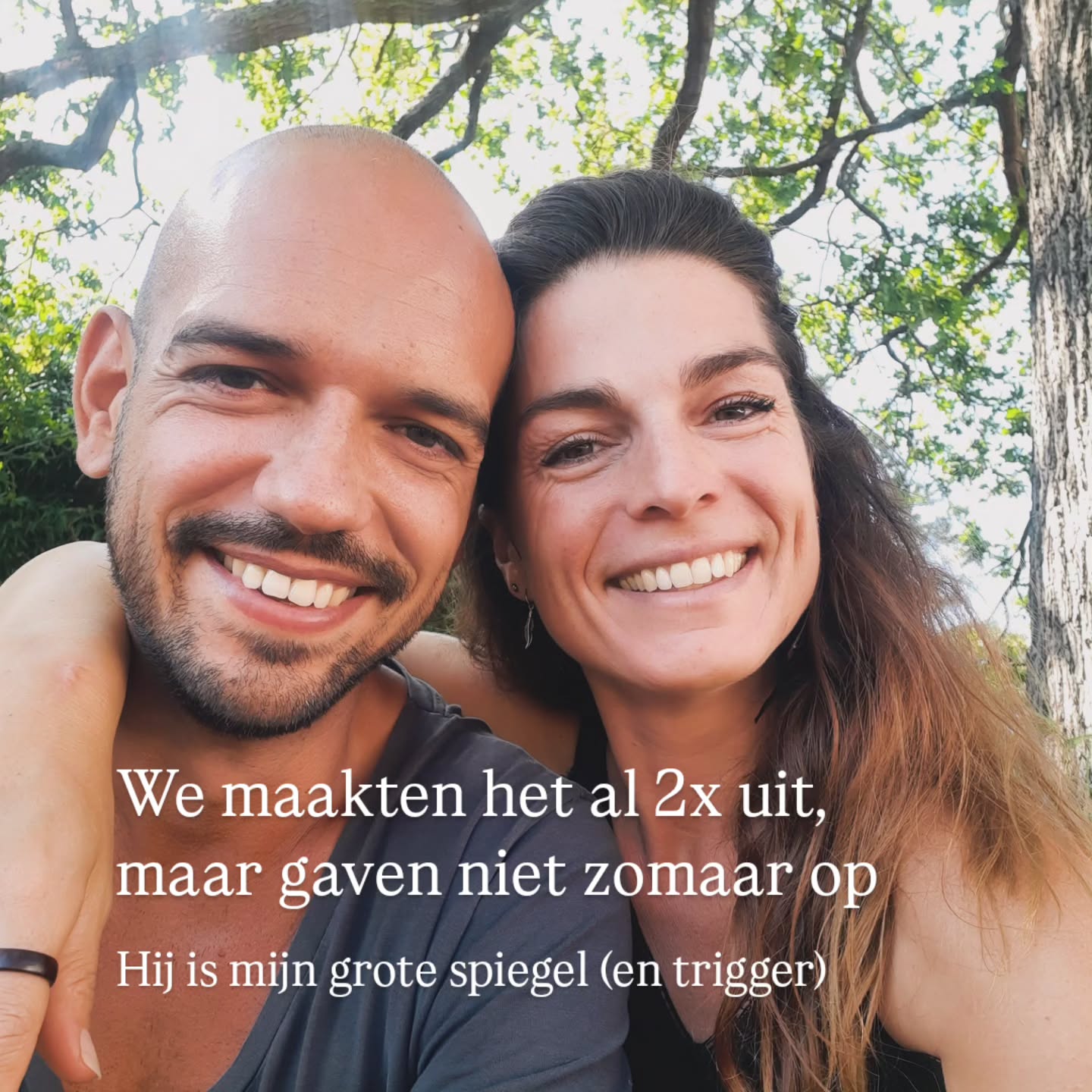 Hij is mijn grootste spiegel en trigger.
Onze relatie is op z'n zachts gezegd alsof we in een achtbaan zijn gestapt. Altijd in beweging en met momenten erg hobbelig.
We waren ons nog niet bewust dat we dragers waren van de mannenwond en vrouwenwond. Hadden nog nooit van deze begrippen gehoord, totdat we samen de diepte in gingen en onze triggers aan gingen kijken.
We raakten elkaar continu aan in een gevoel van onveiligheid. Innerlijk kind stukken, voorouderlijke pijn, zielstrauma uit vorige levens (zoals de heksenwond) maar ook breder. Ook de collectieve pijn van de man/vrouw voelden we en waren we aan het helen.
Nog steeds, to be honest...
In die eerste jaren bracht de energie ons steeds weer samen. Op zielsniveau en diep in mijn hart wist ik dat iets ervan de bedoeling was. En ik voelde stiekem al in het begin van ons samenzijn dat hij mij waarschijnlijk een dochter ging schenken.
Drie jaar verder was ze er, we voelden haar aanwezigheid. Ook wisten we dat we zo diep door de modder hadden geploeterd, voor haar. Zodat zij zo 'schoon' mogelijk naar de aarde kon komen.
Maar, met de geboorte van onze dochter is het niet ineens klaar.
Dat gevoel van onveiligheid zit zo verdomd diep. We zijn het nog steeds aan aan het gaan, samen.
We ademen door de pijn en het verdriet van het verleden heen. Geven ons innerlijk kind aandacht en liefde. Luisteren naar de verhalen van onze (voor)ouders en maken ons hier los van (hun pijn is niet onze pijn) en verbinden met het veld van het divine masculine en feminine,
Want beide energieën willen elkaar ontmoeten. Gedragen worden. Zich veilig voelen. Thuiskomen, bij elkaar. In liefde. Zachtheid. Union 🤍
Herken je het gevoel van onveiligheid? Angst? Je klein maken? Je terug trekken? Je stem inslikken?
Het zijn mogelijk tekenen van de vrouwenwond.
Volgende week start de cursus 🌹Herinner je Vrouwelijke Kracht - Heel de Vrouwenwond🌹een cursus die je helpt om inzicht te krijgen over patronen en hier heling naartoe te brengen. Over de moederwond, heksenwond en zusterwond.
Om je kracht en wijsheid te herinneren.
De cursus kun je in je eigen tempo volgen. Meer info? Stuur me een p.b. of comment 'cursus'.
🤍