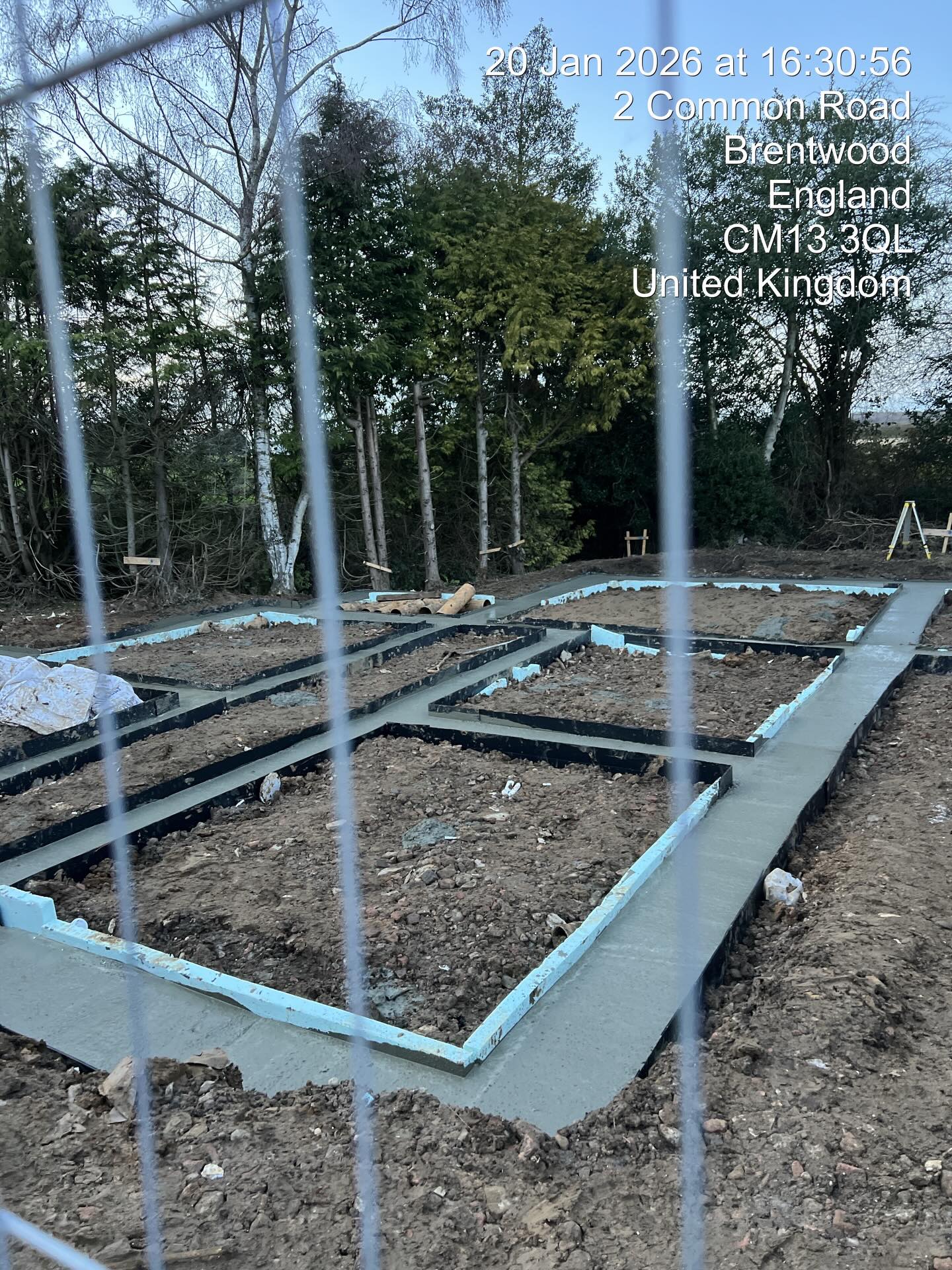 Weather conditions testing the boys @southeastpiling_ltd the few weeks but they always get the job done 👊🏻 #new2bedbungalow
#djjprojectsltd #dayinthelifeofabricklayer #goldentrowel #generalbuildersessexbuilders buildersofessex buildersofinsta extensions refurb newbuilds bricklayers essexbricklayers bricklayersofinstagram guildofmastercraftsmen carpentry projectmanagement