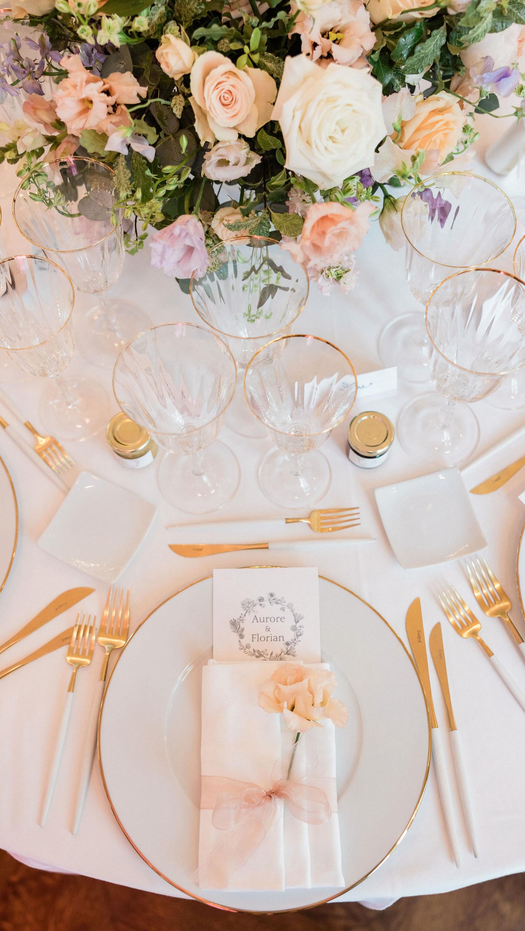 C’est interdit ! 🚫
6 mois à rêver de ta déco, à l’imaginer, à la peaufiner… et puis quelqu’un ose te dire :
« T’es sûre que des roses blanches ce serait pas plus chic ? » 😒
➡️ VOTRE mariage, VOS goûts, VOS choix !
Dites-moi tout : qui a déjà eu un « t’es sûre que ? » qui l’a fait bouillonner intérieurement ? 😜
Crédit photo : @pascal.vo
#futuremariee #decomariage #mariagecoloré #fleursmariage #mariage2026