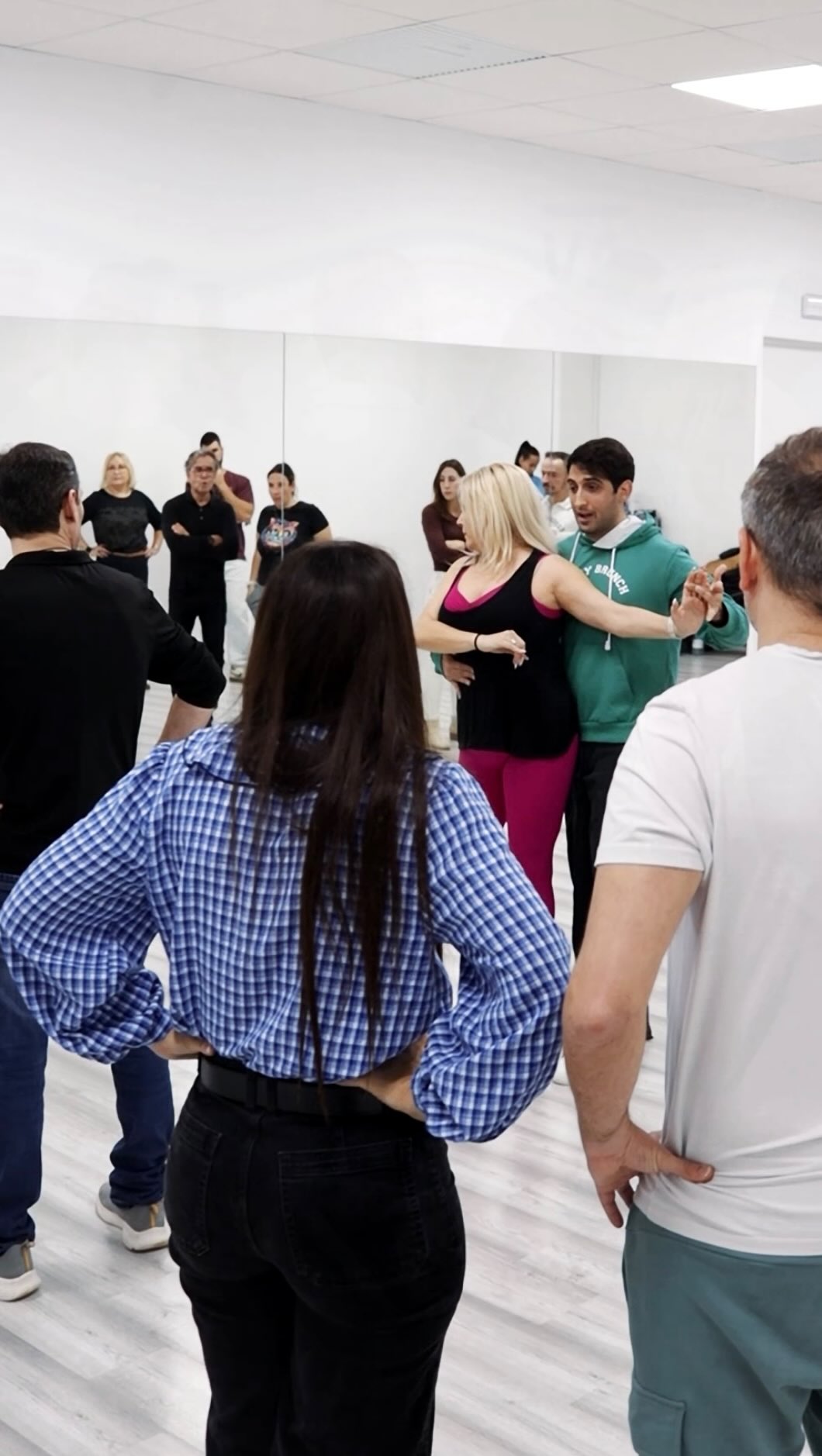 Enero es el mejor mes para iniciarte en el baile 💃🏻
Porque tenemos grupos de nivel 0 de todas las disciplinas 👌🏻
Como éste, donde aprenderás bachata y salsa en una misma sesión de hora y media, de la mano de María y Ángel 🙌🏻
No necesitas pareja, solo ganas de pasarlo bien y buen rollo! 🤙🏻
Reserva ya tu clase de prueba para el próximo lunes 📨
🖥️ vivrastudio.com
📲 644 879 386
#bachata #clasesdebachata #salsa #salsaybachata #valencia