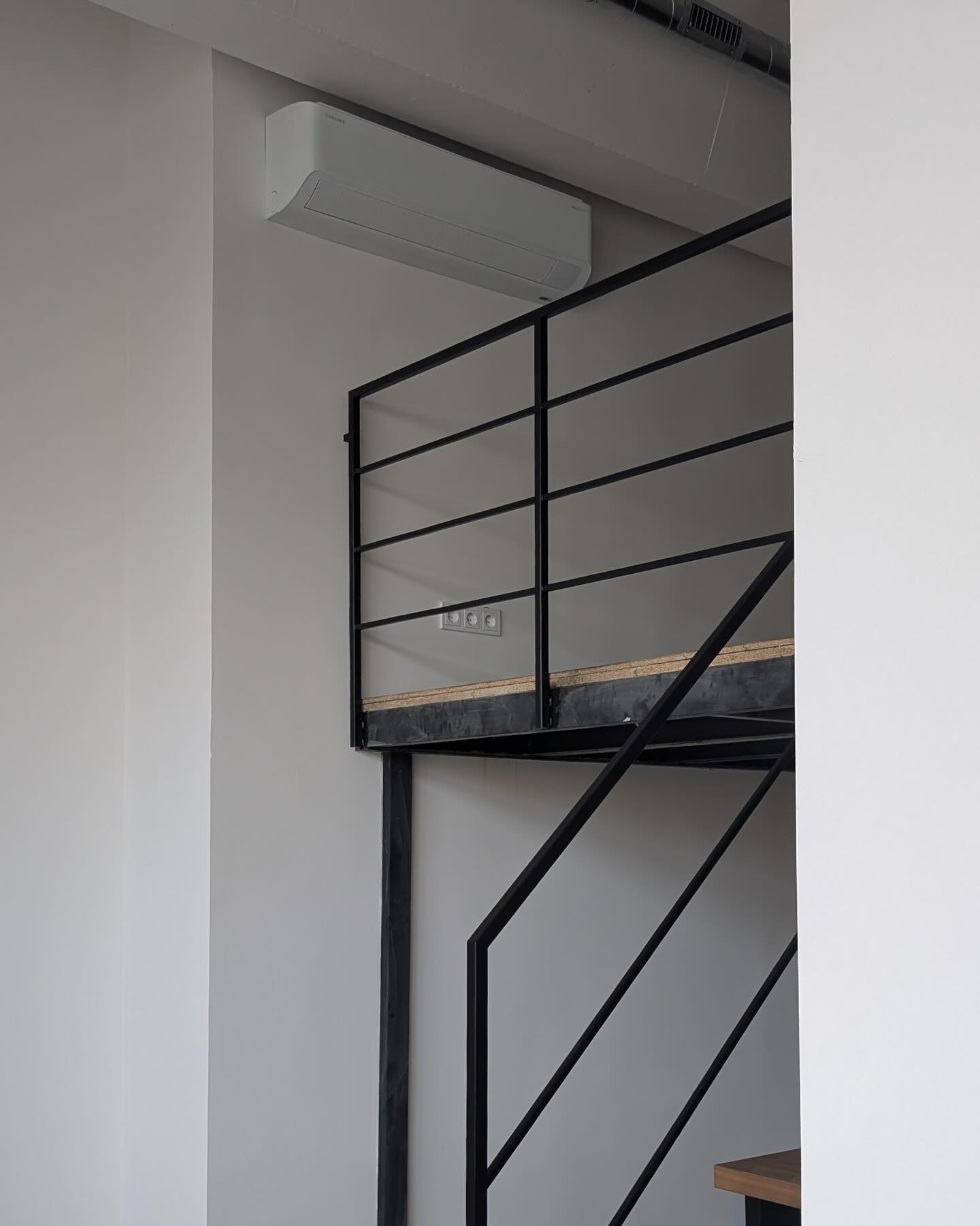 Industrinio stiliaus laiptasija su metaliniais turėklais ir uosio masyvo pakopomis. Puikiai tinka lofto tipo erdvėms, kur svarbus dizainas, tvirtumas ir ilgaamžiškumas. #vilniaustureklai #tureklai #pa…