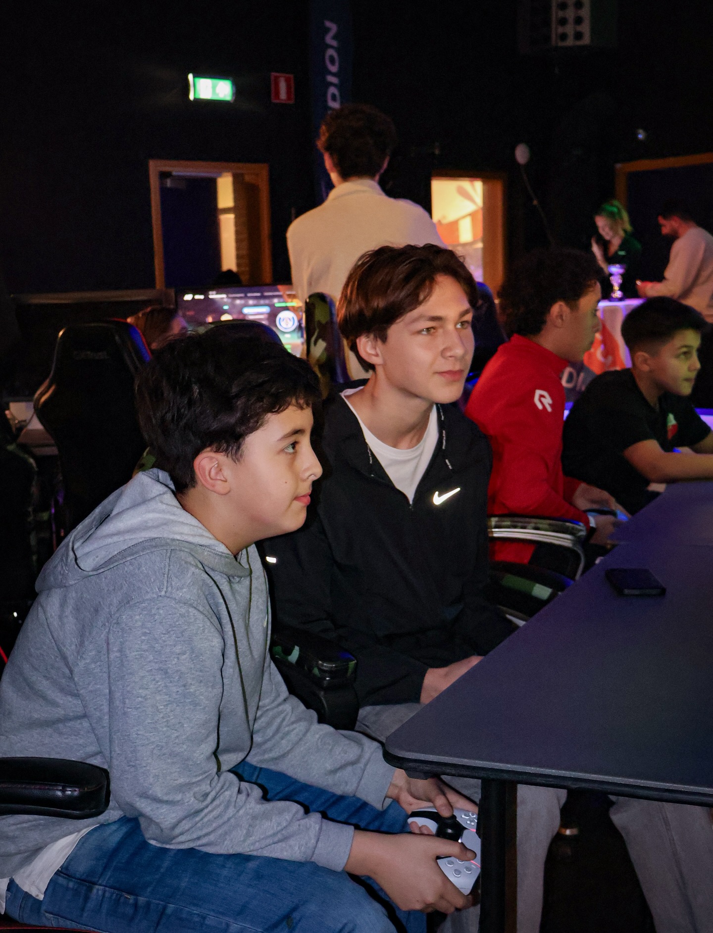 Ook dit jaar kwamen jongeren bij elkaar om te strijden voor de overwinning. Een dag vol energie, competitie en vooral heel veel plezier.
’s Ochtends doken de jongste gamers in de VR-wereld 🕶️
’s Middags ging het volume omhoog tijdens het FC26-toernooi ⚽
En in de avond werd het menens met een keihard Black Ops 7-toernooi voor 18+ 🔥
Een grote dank aan onze partners @werkenbijtredion en @davincicollege voor het mogelijk maken van deze geweldige dag. Zonder jullie was dit niet gelukt 🙌
#StichtingBoukie #LanParty #Playstation #Gamen #BlackOps7