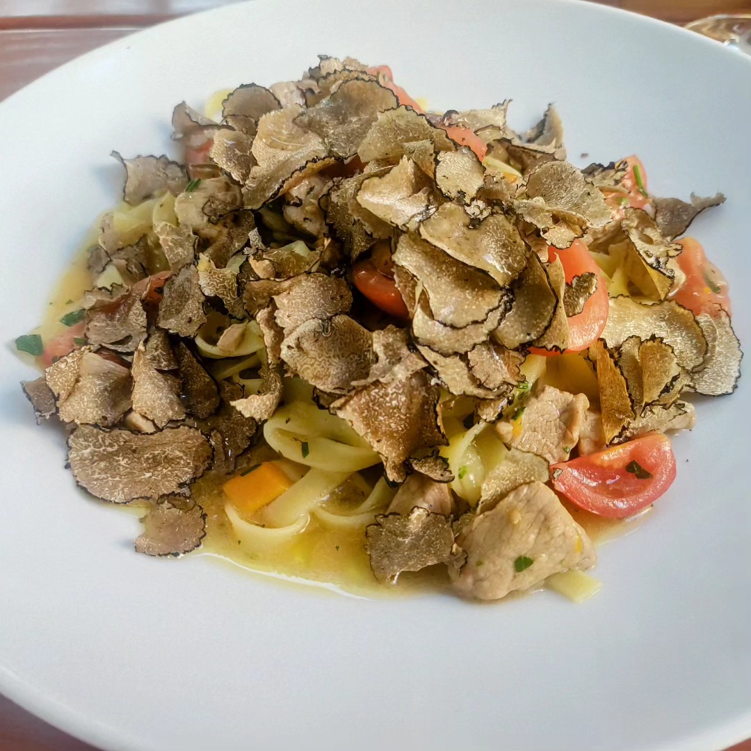 Darf's noch etwas Trüffel sein? 😉😜 #trüffelpasta #tagliatelle mit #kalbsragout und #trüffel - bei meiner Frau waren es #tagliolinialtartufo #truffels #tartufo #pasta im #ristorante #trattoria #leterrazze #monacodibaviera #terrasse