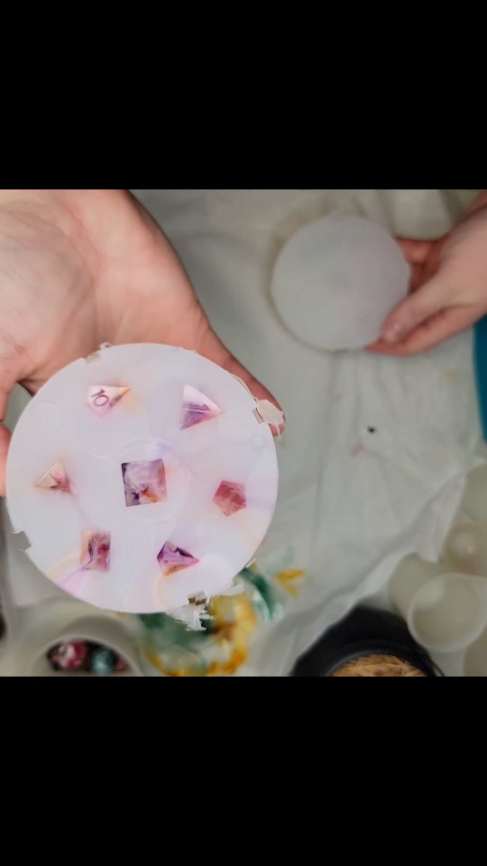 Demold a set of dice with us! Part of the fun of dice making is seeing how ideas come to life in resin ❤️
#resindice #dungeonsanddragonsdice #dicegoblin #smallbusiness #handmade