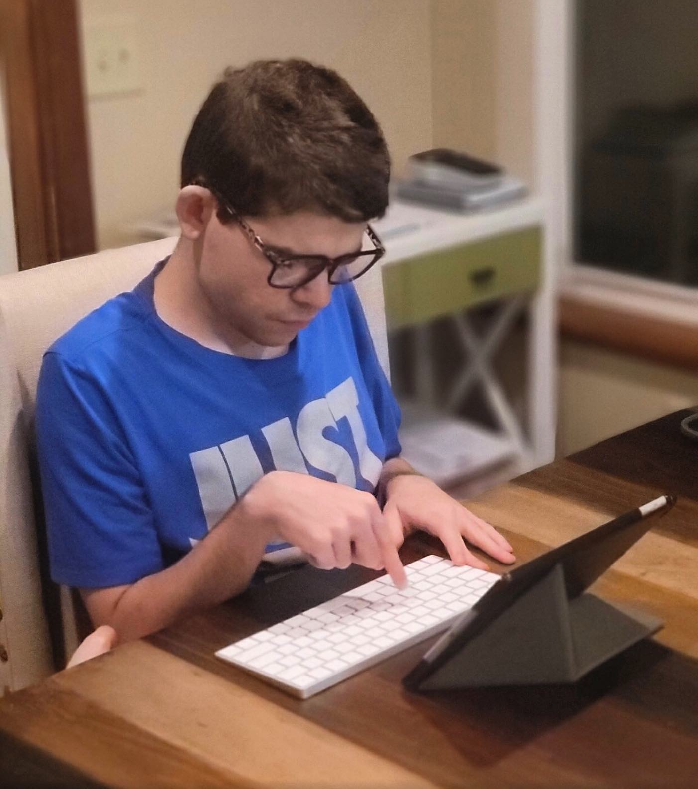How Derek communicates! Seen here in his cool blue light glasses 🤓
ALSO we received another great question from one of our followers @davidspanos
Q: “What jobs / industries are you most likely to find those with autism?”
A: Depending where on the spectrum the individual may be, jobs and industries can vary! But five great career avenues for those with ASD are animal related jobs, computer programming, lab technician / researcher or assembly line manufacturing. Many individuals with ASD are incredibly intelligent and can do amazing things within their careers!
Of course another career choice that Derek would recommend.... A BIKE DOCTOR! 💙