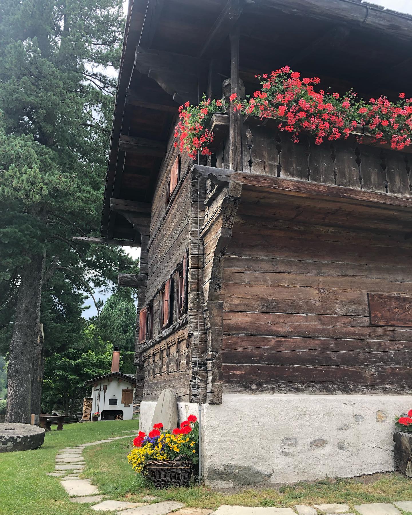 suchst du ein „Schlechtwetterprogramm“☔️?Dann besuche unser Heimatmuseum🏠. Es ist heute von 15.00-17.00 Uhr geöffnet. Auch heute gibt wieder frisches Holzofenbrot und Zöpfe zu kaufen 🍞.
#heimatmuseum#nutlihüschi#walserkultur#heimatliebe#klosters#prättigau#graubuenden#frischesbrot#regional#selbstgemacht#