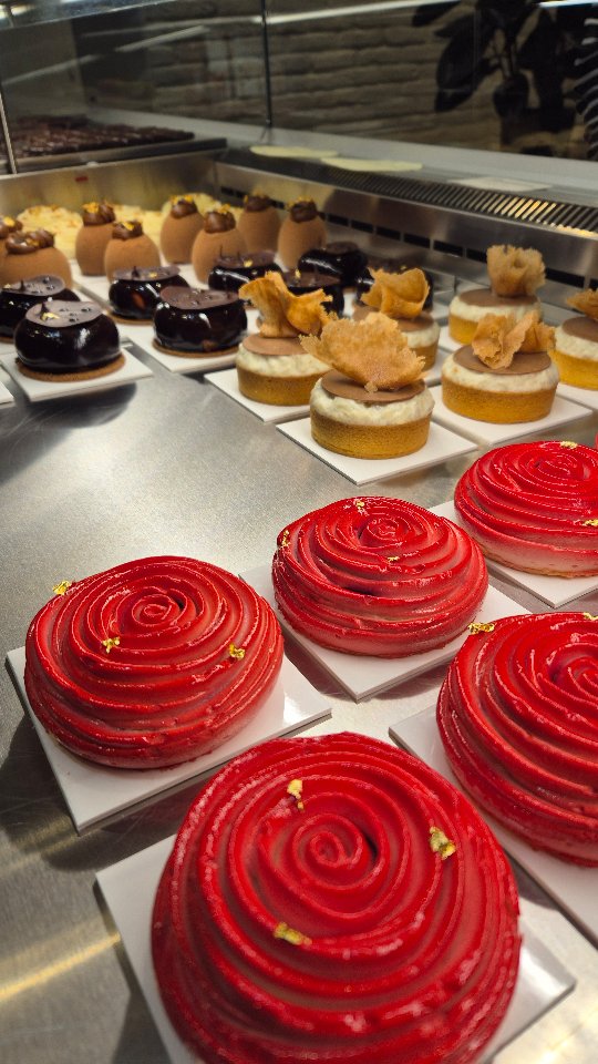 ✨️ La nouvelle année s’accompagne de merveilleuses nouveautés signées Nicolas Hennemann ! 🥮✨️
🍰 De délicieux mariages de saveurs sont déjà à l’appel en boutique, prêts à surprendre et à faire rêver vos papilles…
🤍 ...Lequel sera votre préféré cette année ? 🥰
#nicolashennemann #patisserie #lyon #Lyonfoodies