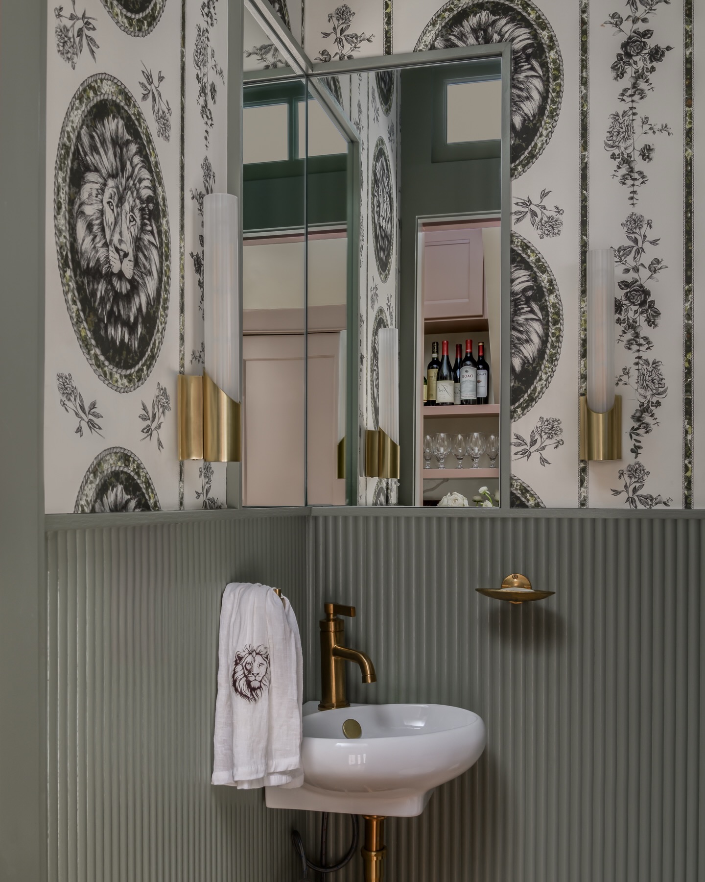 Lions and lions and lions…oh my✨
This powder room proves that small spaces are the perfect place to have a little unexpected fun and let your personality run wild.
📷: @meghanbalcomphotography