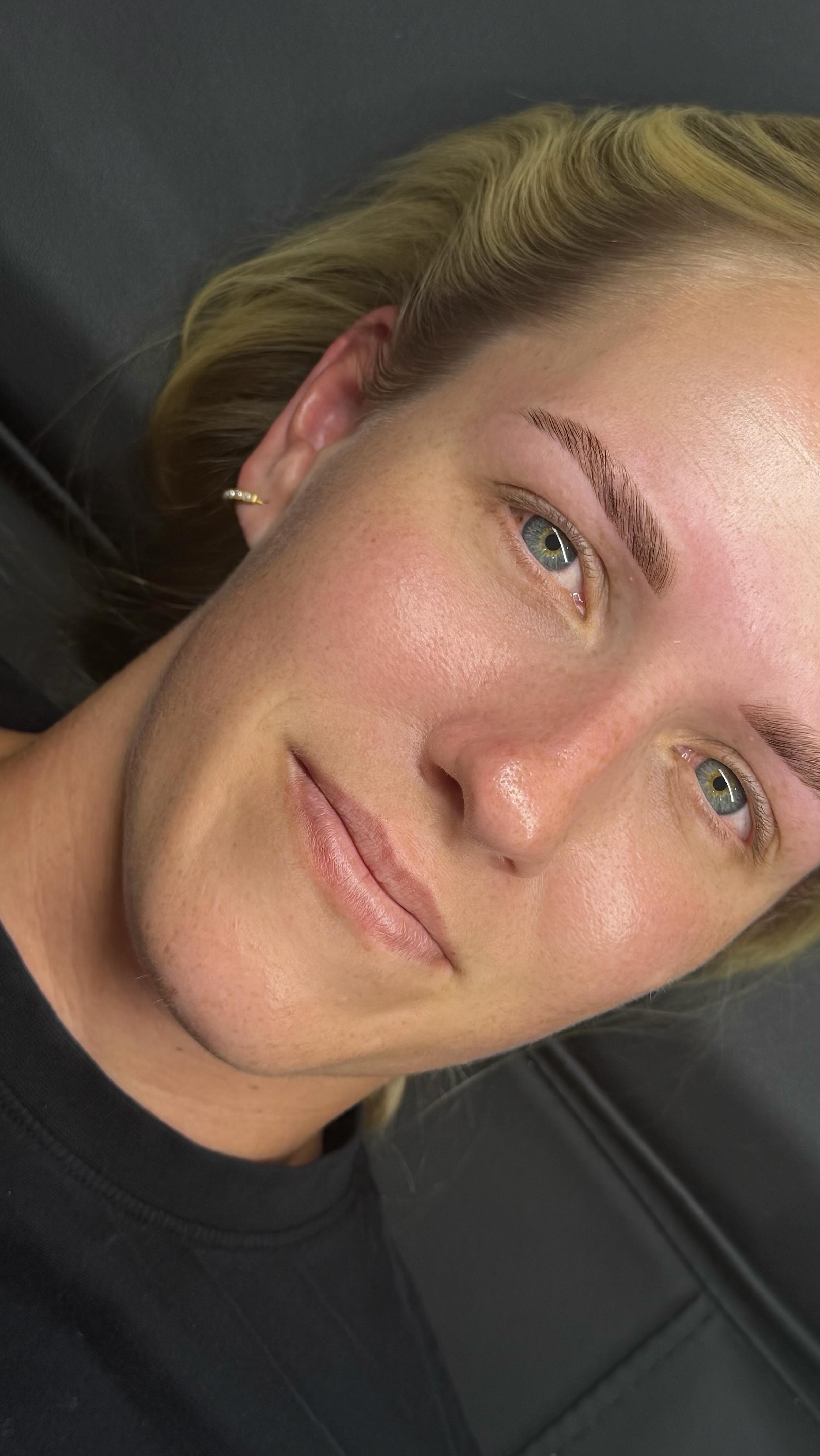 Brow lamination shouldn’t feel scary.
It should feel considered, customised, and very you 💁🏻♀️
I always work with the vibe you’re after…not trends, not extremes.
Because the goal is you wearing your brows, not your brows wearing you 👀
Your brows… just a little enchanted 🫶