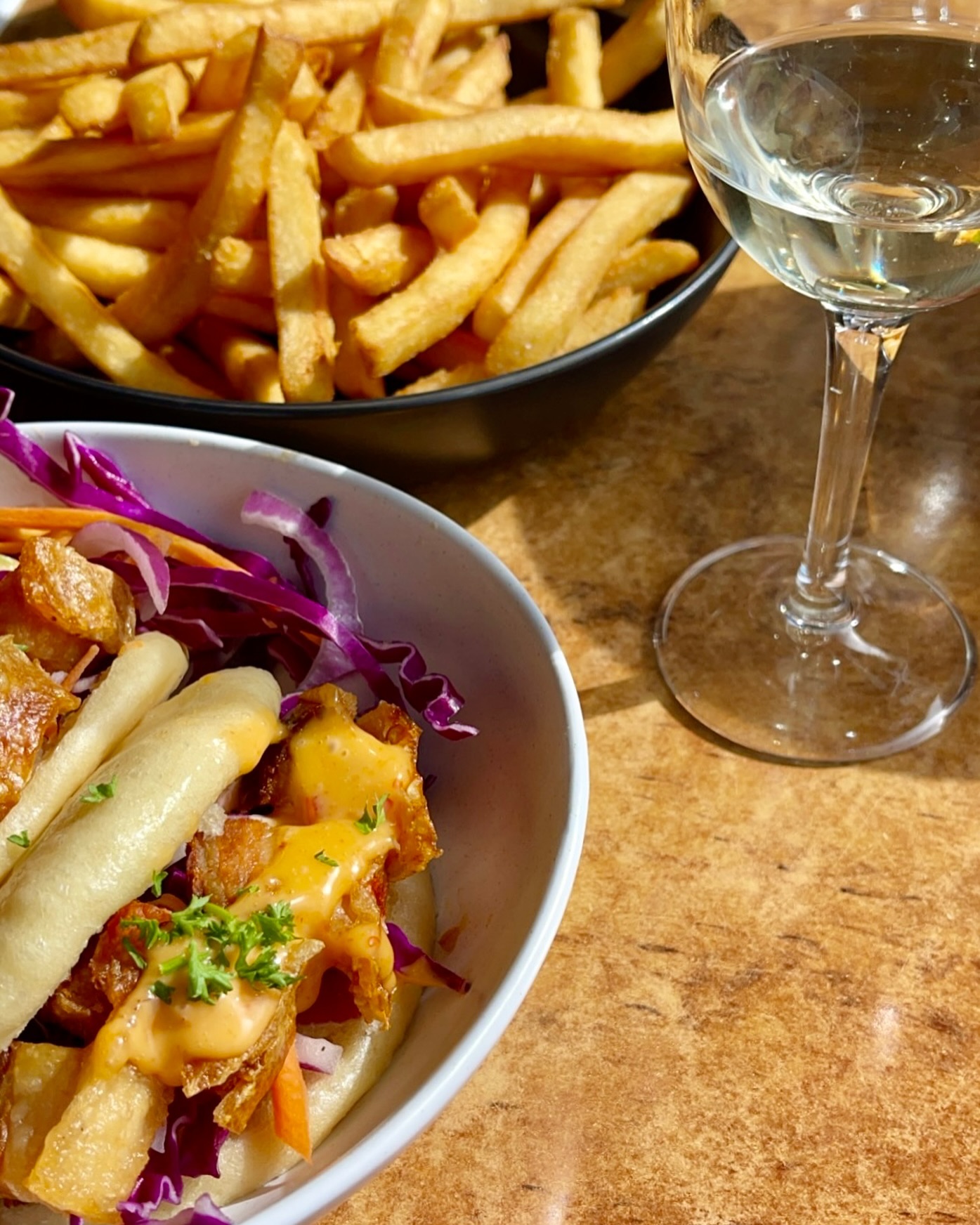 Sundays go perfectly with Crackling Pork Belly & steamed house-made Bao Buns and a glass of Riesling at the @royal_mail_hotel_kingston_sa