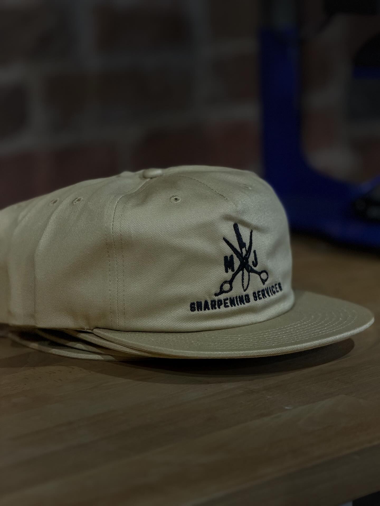 Unstructured caps have such a timeless look and they’re a personal favourite of ours. Especially when they look like these that we did for @mjsharpeningservices
Whether it’s for personal use, uniforms or merch. It might not feel like it right now, but you’ll soon be reaching for those caps rather than the beanies!