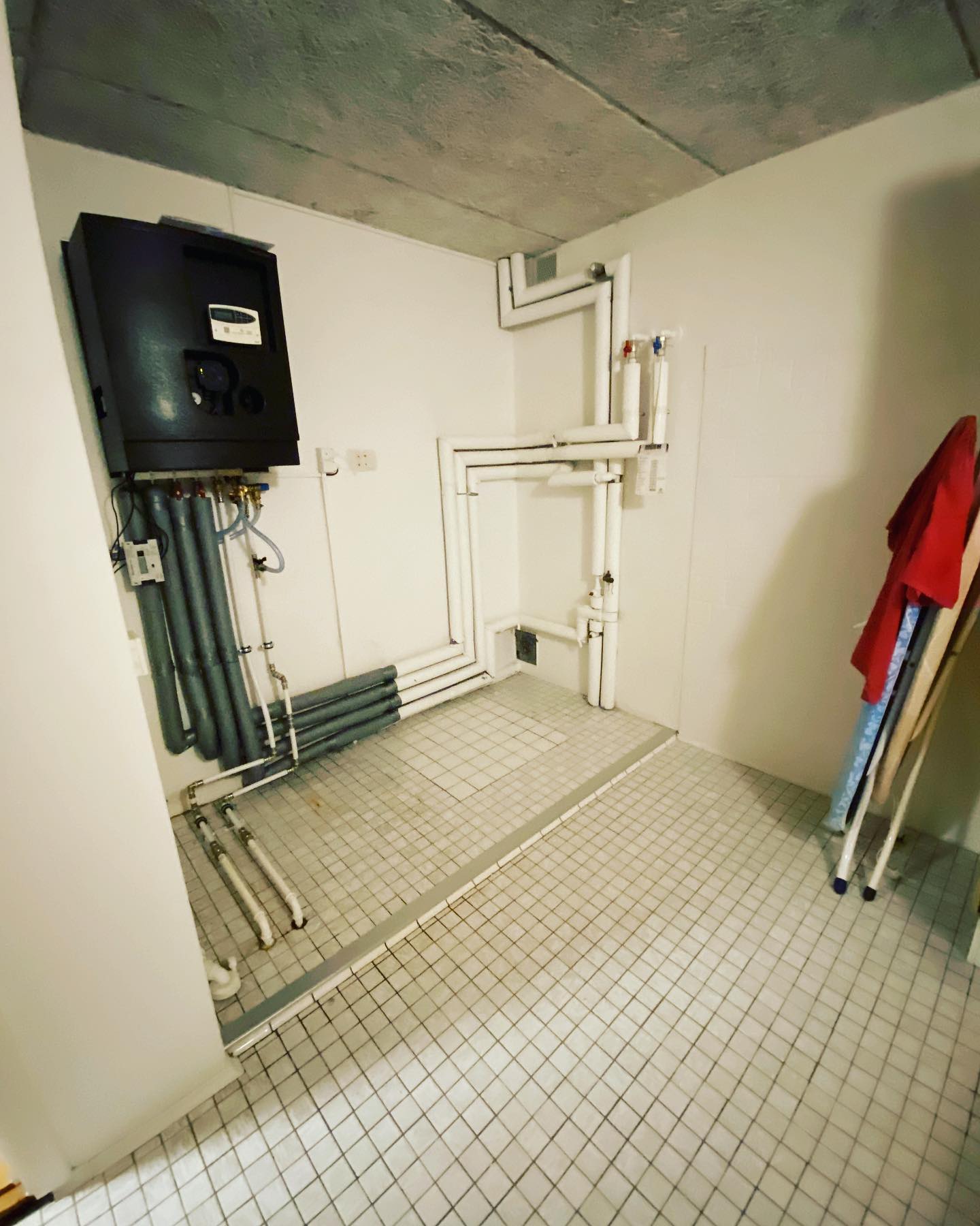 Udskiftning af fjernvarmeunit. Nyt og lækkert, med uendeligt varmt vand de damer 🛁 #vvskraft #renovering #termix #nordsjælland #dkklima