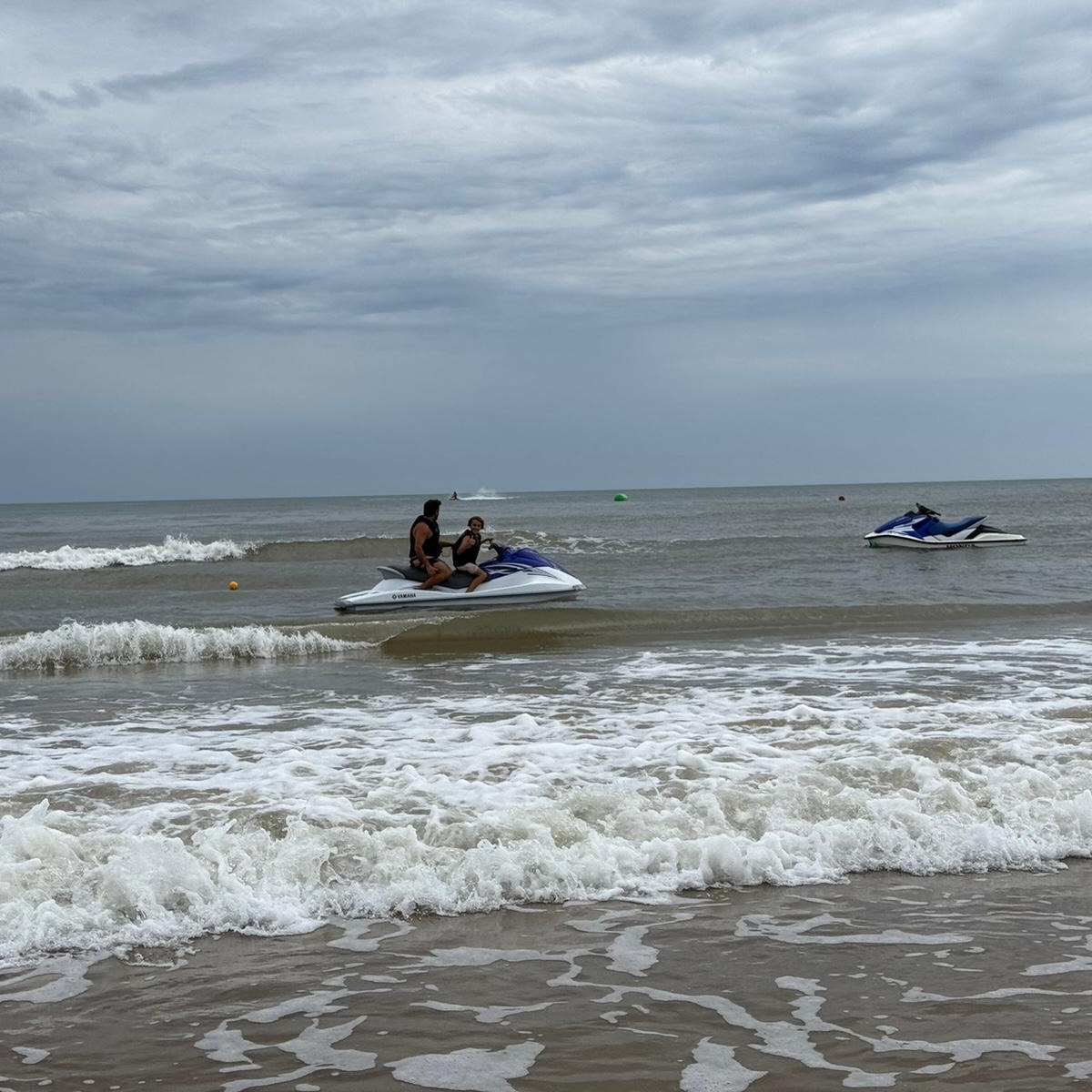 Prefectura Naval mantiene operativo de búsqueda de un hombre desaparecido tras salir en moto de agua desde Solanas
La Prefectura del Puerto de Punta del Este mantiene un intenso operativo de búsqueda para dar con un hombre de 58 años, de nacionalidad argentina, que salió en una moto de agua desde la zona de La Rinconada y no regresó a la costa.
El prefecto Sebastián Sorribas confirmó que el operativo se inició sobre las 20 hs de este jueves 22 de enero y continuará sin interrupciones durante la noche. “Lo estamos buscando, ahora no hemos tenido novedades, pero en principio vamos a seguir toda la noche”, señaló.
Según explicó, la búsqueda se concentra principalmente mar adentro, a unas cuatro millas de la costa. “Estamos buscando más adentro. La recorrida por tierra es normal, pero la búsqueda fuerte se hace en el mar”, indicó.
En el despliegue participan varias lanchas de Prefectura, un avión con visión térmica, un dron y un helicóptero de Aviación Naval. Además, personal de las prefecturas de Maldonado y Piriápolis realiza recorridas por la costa como medida complementaria.
Desde Prefectura se informó que inicialmente una lancha se encontraba realizando una asistencia en la isla Gorriti a un yate con problemas, pero fue derivada de inmediato a la zona de búsqueda. Posteriormente se sumaron más medios desde Piriápolis, así como recursos aéreos, aunque hasta el momento no se han obtenido resultados positivos.
El operativo continuará durante toda la noche y en la mañana se reforzará con una lancha de búsqueda y rescate designada por el Centro de Búsqueda y Rescate en el Mar, además del apoyo de lanchas de ADES. En tierra, se sumarán efectivos de las prefecturas de Canelones y La Floresta. Prefectura Naval mantiene operativo de búsqueda de un hombre desaparecido tras salir en moto de agua desde Solanas
La Prefectura del Puerto de Punta del Este mantiene un intenso operativo de búsqueda para dar con un hombre de 58 años, de nacionalidad argentina, que salió en una moto de agua desde la zona de La Rinconada y no regresó a la costa.
El prefecto Sebastián Sorribas confirmó que el operativo se inició sobre las 20 hs de este jueves 22 de enero y continuará sin interrupciones durante la noche. “Lo estamos buscando, ahora no hemos tenido novedades, pero en principio vamos a seguir toda la noche”, señaló.
Según explicó, la búsqueda se concentra principalmente mar adentro, a unas cuatro millas de la costa. “Estamos buscando más adentro. La recorrida por tierra es normal, pero la búsqueda fuerte se hace en el mar”, indicó.
En el despliegue participan varias lanchas de Prefectura, un avión con visión térmica, un dron y un helicóptero de Aviación Naval. Además, personal de las prefecturas de Maldonado y Piriápolis realiza recorridas por la costa como medida complementaria.
Desde Prefectura se informó que inicialmente una lancha se encontraba realizando una asistencia en la isla Gorriti a un yate con problemas, pero fue derivada de inmediato a la zona de búsqueda. Posteriormente se sumaron más medios desde Piriápolis, así como recursos aéreos, aunque hasta el momento no se han obtenido resultados positivos.
El operativo continuará durante toda la noche y en la mañana se reforzará con una lancha de búsqueda y rescate designada por el Centro de Búsqueda y Rescate en el Mar, además del apoyo de lanchas de ADES. En tierra, se sumarán efectivos de las prefecturas de Canelones y La Floresta.