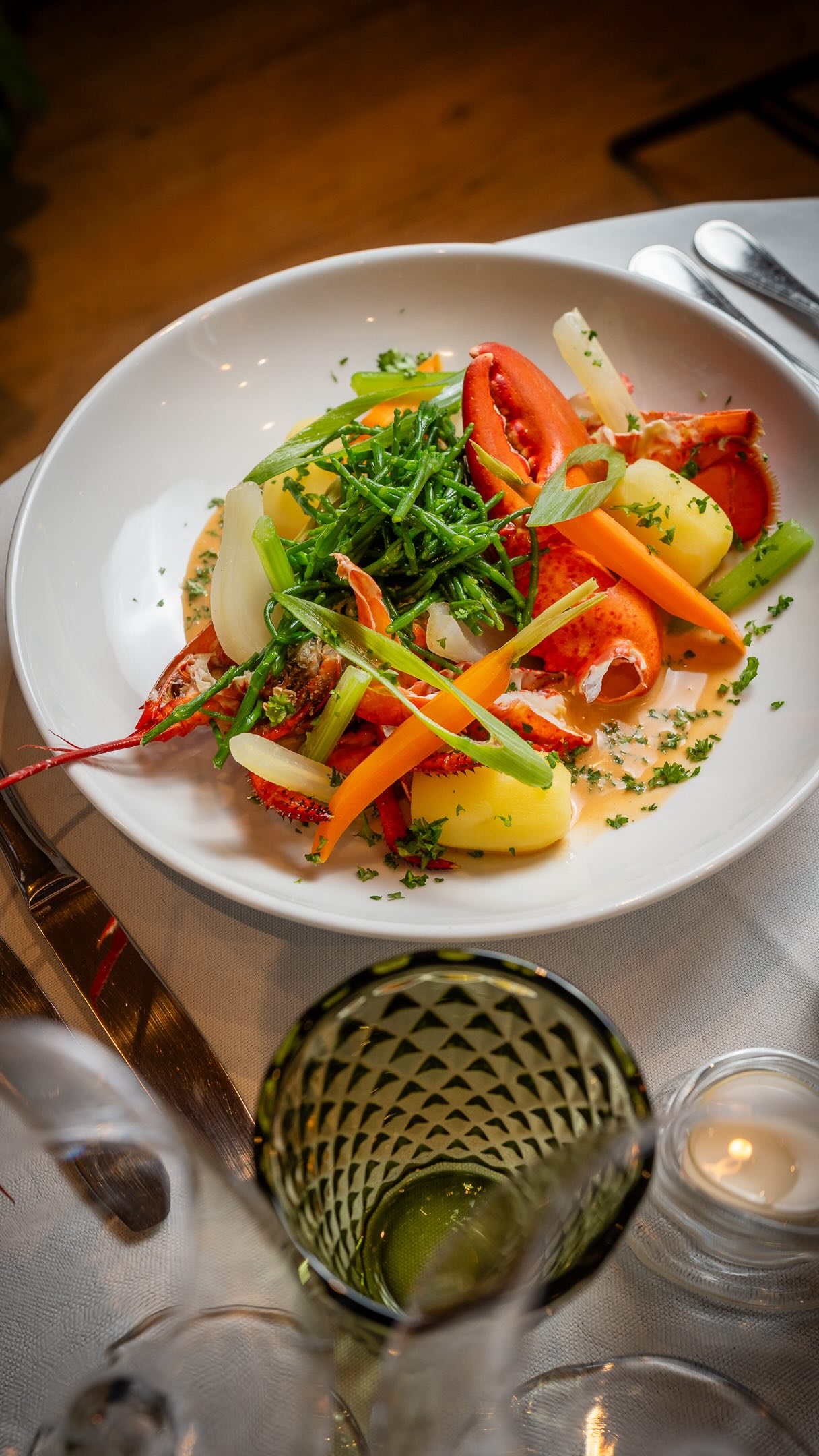 Onze keuken staat dicht bij de mensen.
Eerlijke gerechten met een goed product als basis.
Smaak die klopt, waar iedereen zich in thuis voelt.
Bart noemt het graag een allemansvriend.
Wij noemen het koken met goesting 😉