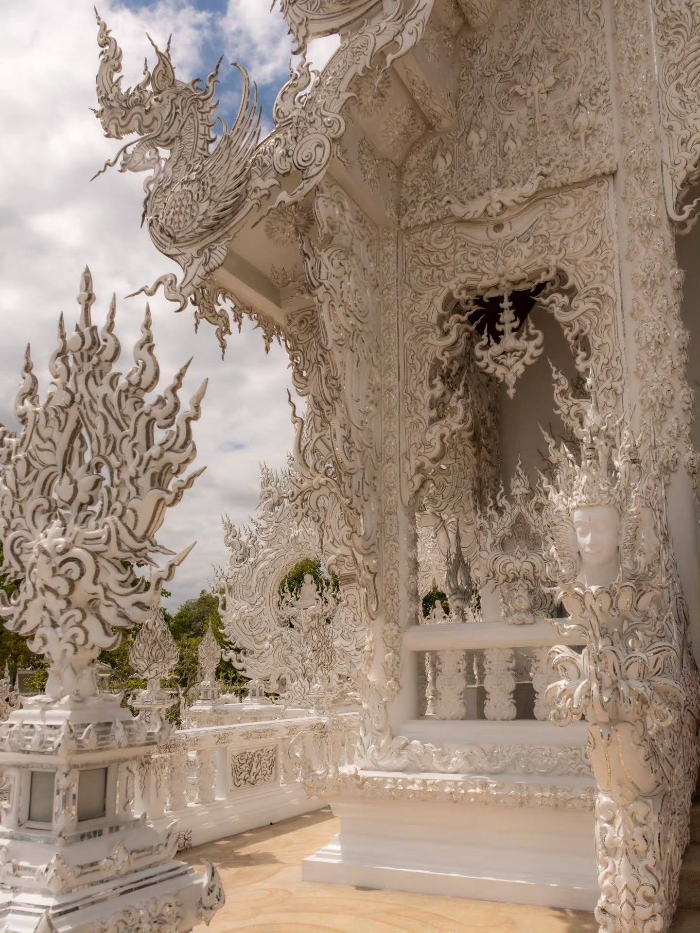 Wat Rong Khun 🤍 symbolizes purity, enlightenment, and the journey within 🧘♂️🤍
Its white color reflects the Buddha’s purity, while the mirrors remind us to look inward, let go of desire, and rise above suffering 🌿✨