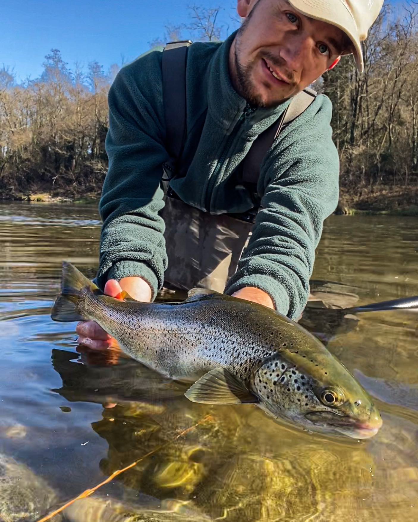 Ce début de saison n’est pas évident du tout, très peu d’eau et très peu de gobages sauf quelques petits poissons. Je peigne donc quelques courants en nymphe à l’indicateur avec une torrentueuse comme d’habitude et quelquefois ça paye. Comme cette jolie truite ! 😇 Et vous ça dit quoi ce début de saison ? 😊
J’ai pu tester ma nouvelle canne sage r8 core, elle est superbe et me permet de faire de beaux lancers précis et lointains. Merci @orionflyfishing et @ardent_peche, j’ai hâte que les conditions soient meilleures pour la tester sur les très gros poissons 😇😇
#mouchehalieutique
#trout #troutflies #troutfishing #troutcandy #pecheur #troutbum #troutonthefly #troutfishing #troutunlimited #wildtrout #browntrout #bigtrout #bigbrowntrout #truite #truitefario #truitesauvage #fishing #flyfishing #pêche #pêcheur #lurefishing #catchandrelease #nokill #france #lure #nature #nymphing #nymphfishing #sageflyfishing