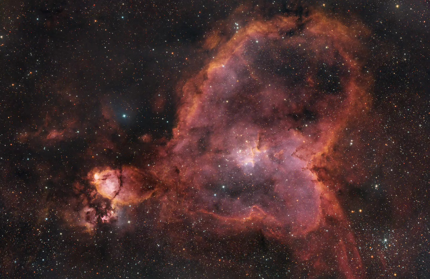 Herznebel (IC 1848)
Der Nachbar vom Seelennebel: Der Herznebel (auch IC 1805) ist wie der Seelennebel ein Emissionsnebel, also ein Nebel, angestrahlt von seinen umliegenden Sternen. Das Licht, das wir hier sehen ist 7500 Jahre unterwegs, wir erinnern uns, da war bei uns die Jungsteinzeit. Der hellste Teil des Nebels (ein Knoten, links an seinem westlichen Rand) wurde als erster entdeckt und wurde NGC 896 genannt. So ist das manchmal in der Wissenschaft, man tastet sich ran, Stück für Stück. Eine kleine Gruppe von jungen Sternen in der Nähe des Zentrums des Nebels macht hier die Beleuchtung und lässt den Nebel intensiv rot leuchten und so aussehen wie wir ihn sehen. Dieser offene Sternhaufen, bekannt als Collinder 26 oder Melotte 15, enthält einige helle Sterne mit fast der 50-fachen Sonnenmasse und viele weitere dunkle Sterne, die nur einen Bruchteil der Sonnenmasse ausmachen. Der Herznebel besteht auch aus ionisierten Sauerstoff- und Schwefelgasen, die für die satten blauen und orangen Farben verantwortlich sind, die bei der Aufnahme durch Schmalbandfilter besonders gut sichtbar werden.
Die Originalaufnahme habe ich somit mit 76 Schmalbandaufnahmen mit je 450 Sekunden und 71 LRGB Aufnahmen mit je 60 Sekunden, in Summe also mehr als 10 Stunden Aufnahmezeit in meiner Gartensternwarte mit einem Hyperstar 6", f/2.8, QHY268M und 3 Filtern belichtet. Mit Astro Pixel Prozessor, Pixinsight, Adobe PhotoShop verarbeitet.
Bitte sehr gerne meine Post weiterleiten ! Jedwede andere Art von Kopien oder Nutzung ist nur mit ausdrücklicher Erlaubnis des Copyright Inhabers erlaubt. Bestellung von Kopien und Bildern gerne unter https://photo-portal.shop/profiles/fascinationcosmos.com/#/ oder einfach per Nachricht an mich.
#fascinationcosmos #cosmos #faszinationkosmos #kosmos #franzrettenbacher #astrophotography #astrofotografie #astrophoto #astrofoto #deepsky #astronomie #astronomy #astro #teleskop #amateurastrophotography #qhy268m #HEM27EC #iOptron #deepspace #IC1805 #Herznebel