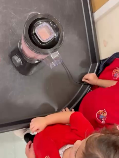 A lovely moment of teamwork during our smoothie making!
We carefully chopped up our fruit and then with a little encouragement and support from a friend, the blender was switched on and the delicious smoothies were well on their way.
There’s something extra satisfying about enjoying snack time after making it yourself 😋