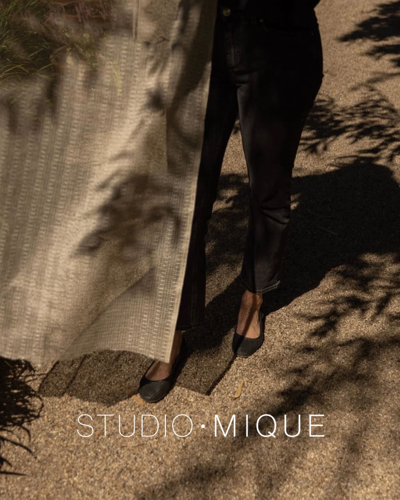 I’m still so so proud and grateful for this photoshoot I did with @amberzeekaf — the aesthetics feel completely at home with @studiomique.
#interiordesigner #slowliving #studiomique #interieurontwerper #interieuropmaat