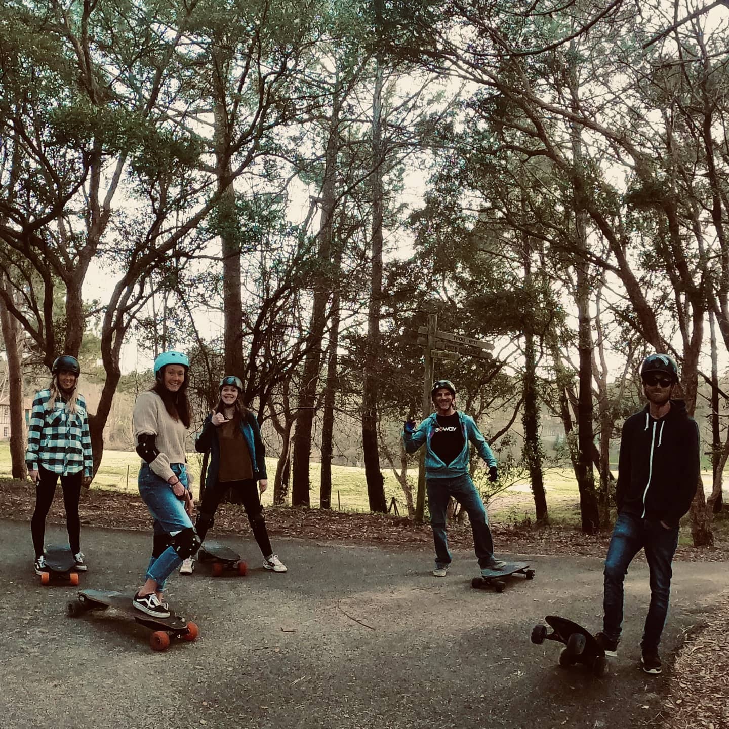 🛹Une équipe de skaters au top.
Balade et sourires en skateboard électrique ⚡⚡🌲
--> RDV dans les Landes pour nos aventures électriques🌲⚡🛹🏝
#esk8 #skateelectrique #eskate #exwayboard #ExwayFlex #EXWAYWAVE #exwayfrance #esk8france #esk8babes #landesatlantiquesud #landifornia #guidedeslandes