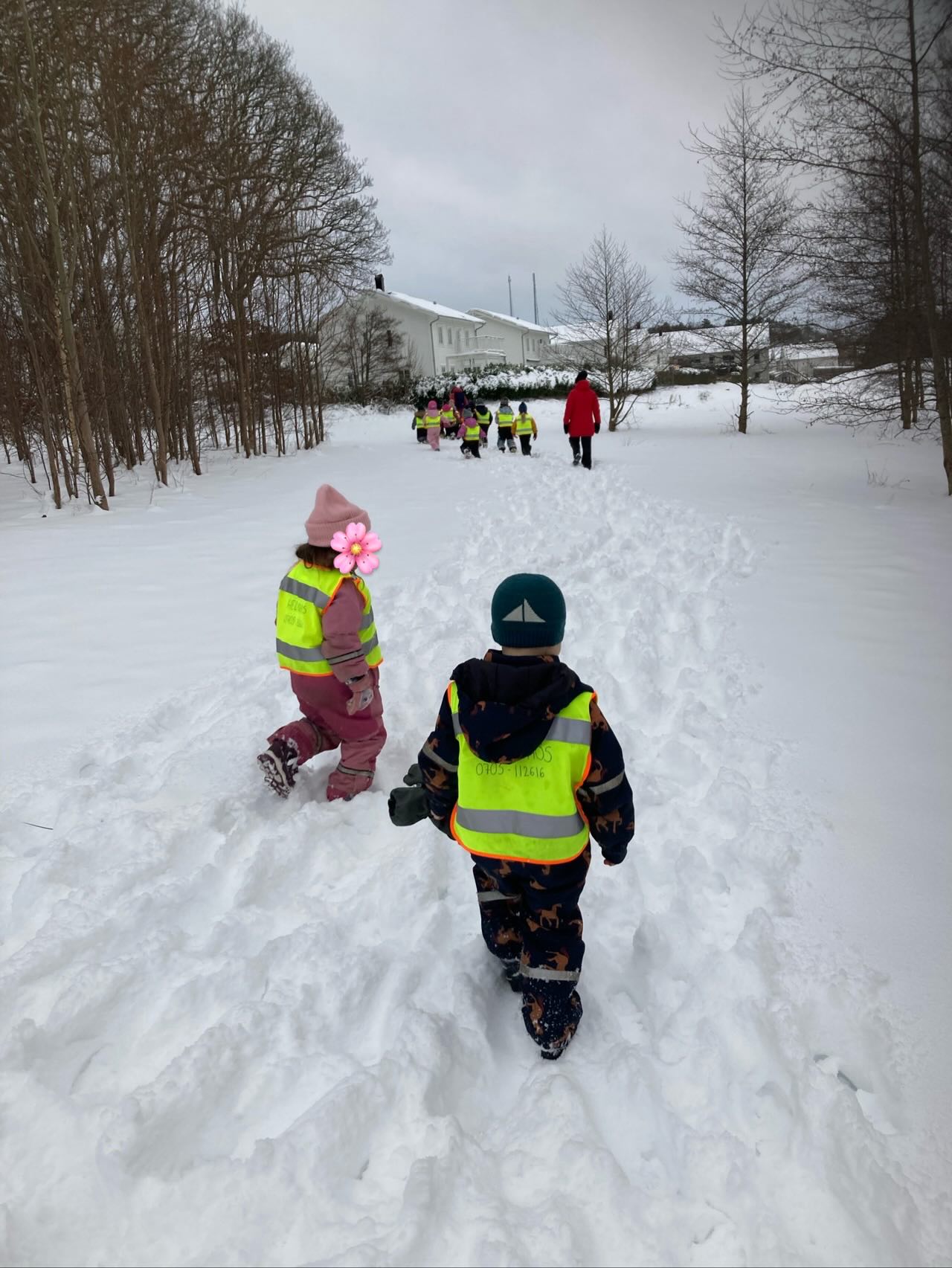 Visst saknar vi snön… lite så där selektivt ⛄️
🛷 Varje plaskig overall är bevis på en maxad dag i snön, en pedagog som (gång på gång ❤️) hållit ordning i hallkaoset och en förälder som redan planerar nästa omgång extrakläder.
Leendena syns inte här, men de gjorde allt slit värt det. ❄️🛷⛄️
#föräldrakooperativethedenhös #förskolaikullavik