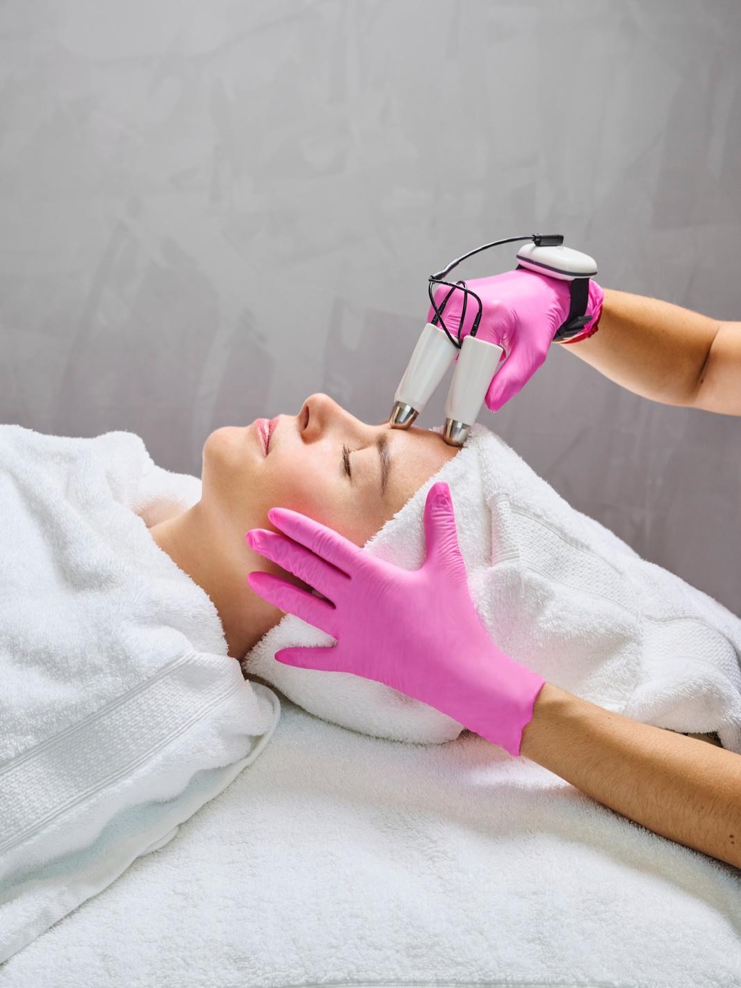 FUTURACONTOUR® ist eine innovative, nadelfreie High-Tech-Behandlung zur sichtbaren Hautverjüngung. Mithilfe KI-gesteuerter Technologie werden hochwirksame Wirkstoffe präzise und schonend in deine Haut eingebracht. Das Ergebnis: glattere, straffere und sichtbar frischere Haut – oft schon nach der ersten Anwendung.
Ideal für dich, wenn du:
🤍 deine Hautstruktur gezielt verbessern möchtest (z. B. zur Straffung der Jawline, bei Falten, feinen Linien, Tränenrinnen oder Hautrötungen)
🤍 eine effektive, aber sanfte Anti-Aging-Methode ohne Nadeln, Schmerzen oder Ausfallzeit suchst
🤍 Wert auf individuell abgestimmte High-Tech-Kosmetik legst
🤍 sofort sichtbare, natürliche Ergebnisse wünschst
🤍 eine wirksame Alternative zur Unterspritzung bevorzugst
Melde dich bei Fragen sehr gerne via DM bei mir!
Deine Caterina ✨
#gesichtsbehandlung #kosmetikstudio #kosmetik #antiaging #futuracontour beautysalon skinrejuvenation beautysalons skincare futuracontour®