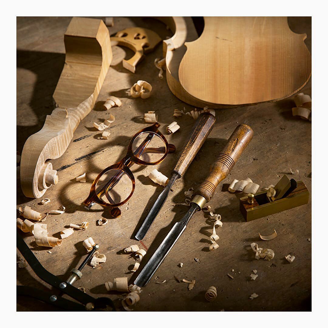 Individuelle Brillengläser sind Wellness für die Augen. Mit speziellen, digital ermittelten Nahbereichsgläsern gehen wir auf Eure Arbeits - und Sehanforderungen ein. Das Sehen ist wieder ermüdungsfrei, die Körperhaltung entspannt und es bleibt mehr Energie für den Rest des Tages. Gerne erarbeiten wir unverbindlich für Euch die perfekte Lösung für Euren Arbeitsplatz.