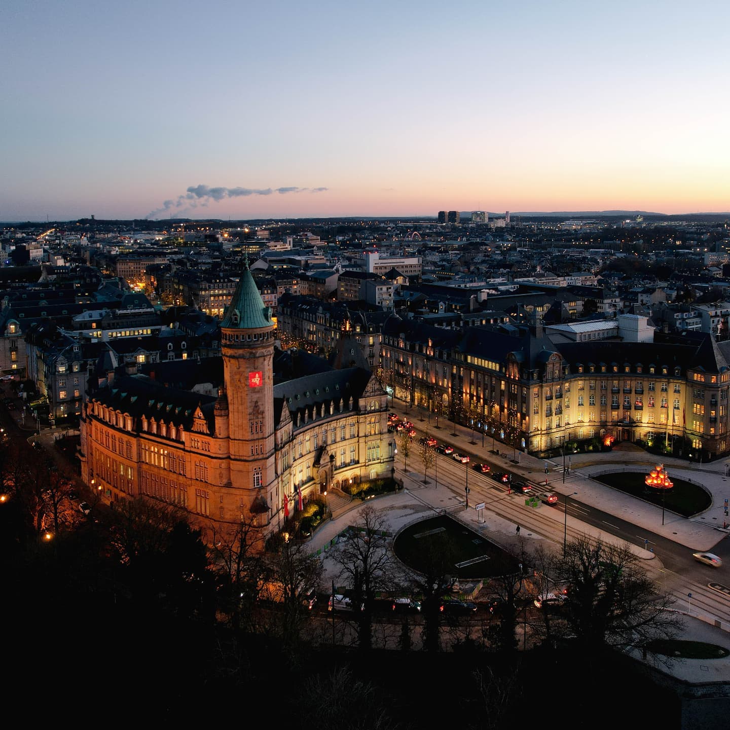 The city looks so nice from up here 🛩
.
#luxembourg #luxembourg🇱🇺 #luxembourgcity #drone #luxembourgdrone #luxembourgphotographer #videography #dronephotography