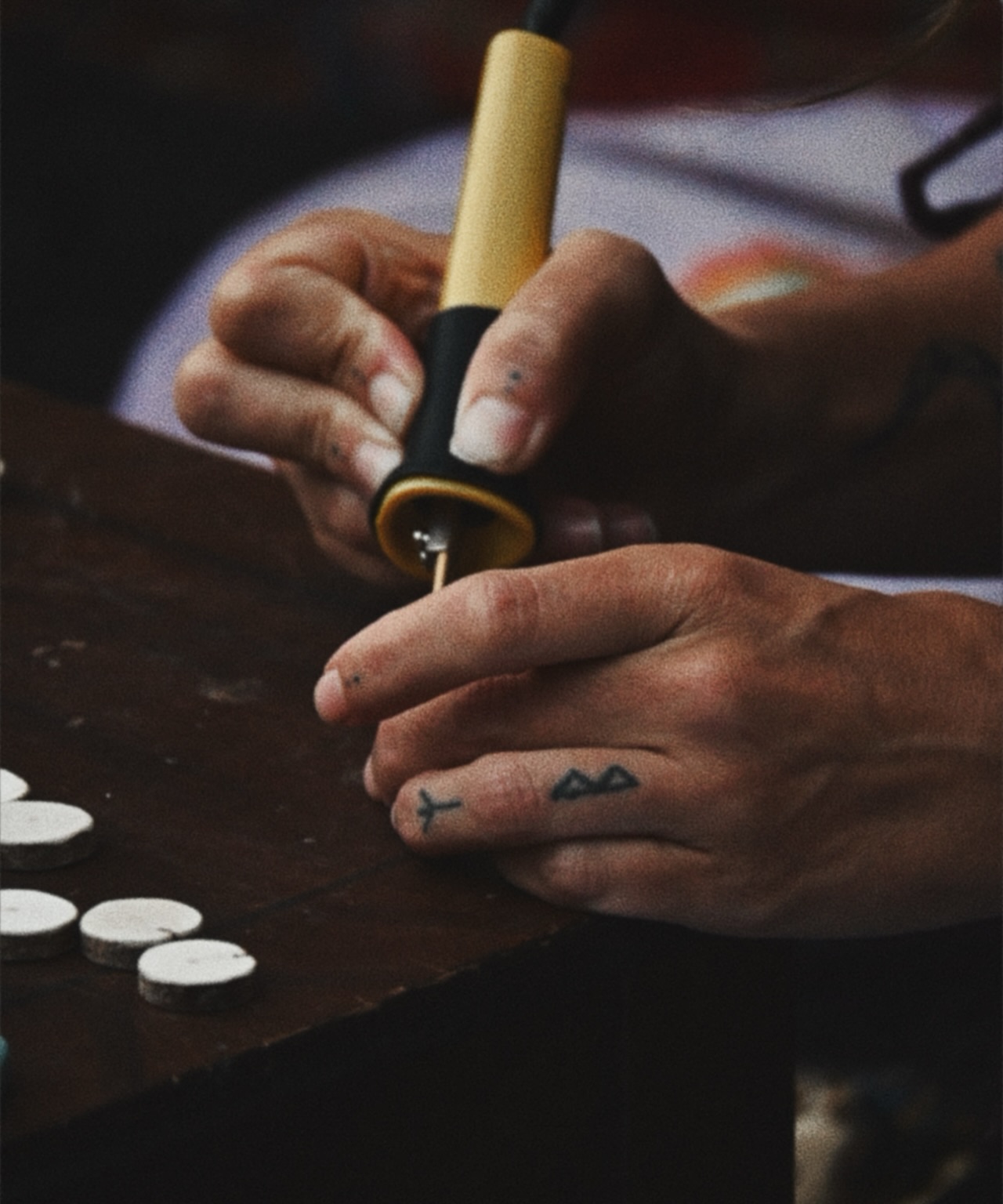 ✨
Ich möchte euch heute ein bisschen über die Runologie erzählen… darüber, wie sie entstanden ist und warum ich mit ihr arbeite. Denn sie ist nicht als fertiges System zu mir gekommen, sondern war ein ziemlich spannender und persönlicher Weg…
Eine für mich ganz besondere Reise und ist auf dieser Schritt für Schritt aus eigener innerer Arbeit, tiefem Interesse und schamanischer Praxis gewachsen.
Als ich begann, mich intensiver mit Runen zu beschäftigen, begegnete mir irgendwann die Idee einer Geburtsrune.
Ich fand nur wenige Informationen dazu und der Gedanke fühlte sich für mich nicht ganz stimmig an. Zu eindimensional, denn mir war klar, dass ein Mensch immer aus mehreren gleichzeitig wirkenden Ebenen besteht…
Weiter geht es im ersten Kommentar…
In Liebe
Kaja 🪶
.
.
.
Du möchtest auch eine persönliche Runologie erhalten? Dann schreib mir oder folge dem Link in meiner Bio… ✨