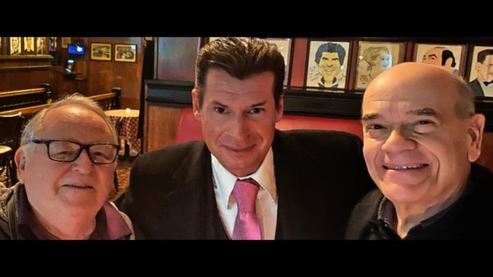 After an incredible performance of Aaron Sorkin’s To Kill A Mockingbird at The Shubert Theater in New York City, drinks with incredible cast from the show at the legendary Sardi’s restaurant. Dakin Matthews left with Francis O’Toole and Mercury Partner Robert Picardo. #mercurypictures #hollywoodstudio #robertpicardo #dakinmatthews #shuberttheatre #tokillamockingbird #mercurypartner #networking #filmmaking #filmstudio #behindthescenes