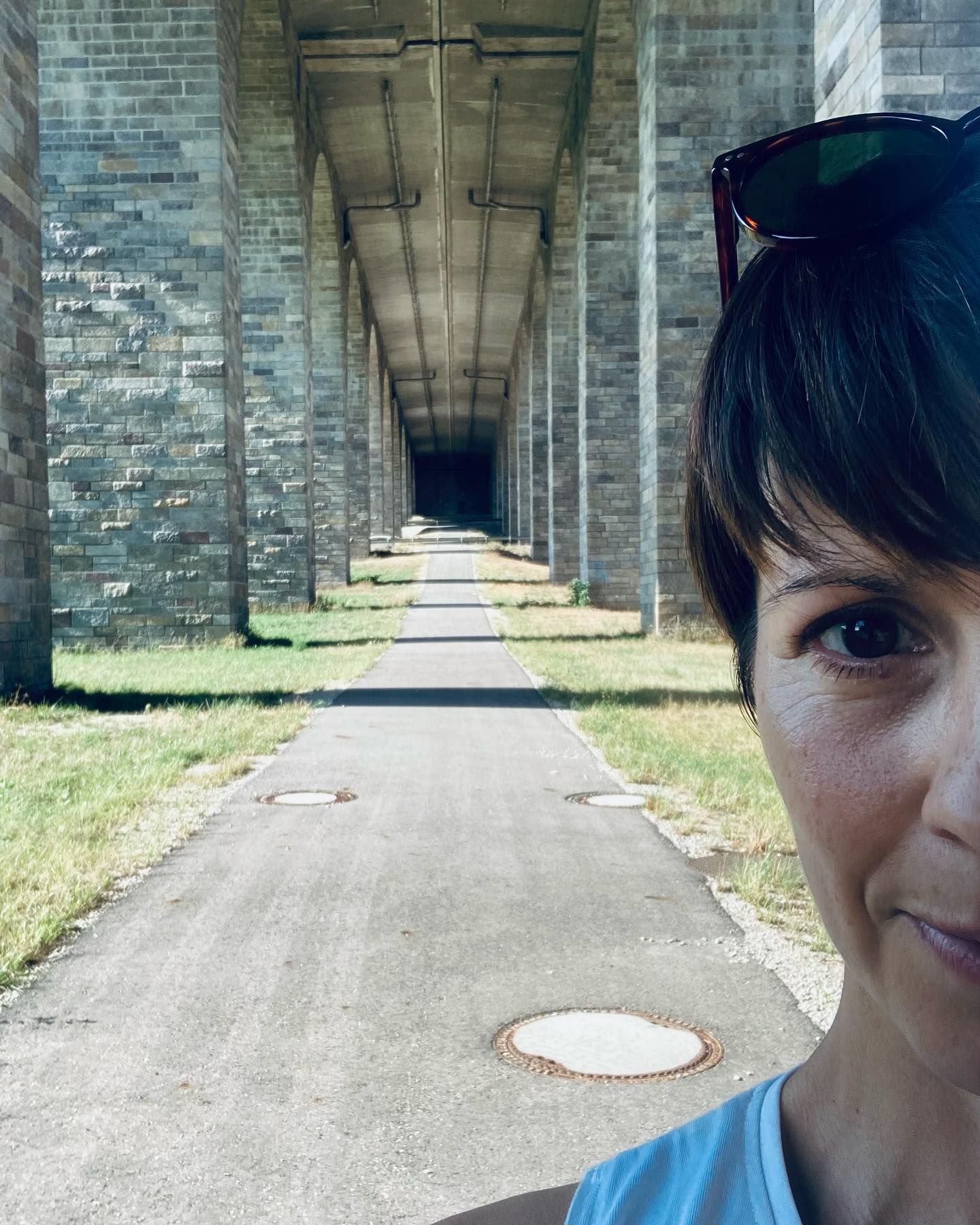 DER RAUM DAZWISCHEN
Montagmorgen. Kurzer Blick in meinen Terminkalender. Was bringt die Woche? Wo finde ich noch Platz um Aufgaben reinzuschieben?
Ich beschließe. Nirgendwo. Die Lücken in meinem Kalender sind genau richtig so. Ich schaffe mir bewusst Raum, den Raum dazwischen.
Das Ziel des Ayurveda ist die Balance zu halten. Meine Balance finde ich, indem ich auch Pausen zulassen kann.
Und hiermit meine ich nicht nur die Lücken in meinem Terminkalender. Ich schaffe mir auch Raum:
⏸ zwischen meinen Mahlzeiten. Mein Körper dankt es mir täglich, wenn ich nicht ständig Essen nachschiebe und somit auch in Magen und Darm mal Pause herrscht.
⏸ im Schlaf. Ohne ausreichend Schlaf geht bei mir gar nichts.
⏸ auf meiner Yogamatte. Nachzuspüren was sich innerhalb meiner Yogapraxis verändert hat. Wie die Energie fließt. Das kann ich nur mit Pausen. Der Raum zwischen den Asanas ist das Beste!
⏸ in unserer Wohnung. Seit unserer Neuseelandreise haben wir eh nicht mehr so viel Zeugs und der offene Blick durch aufgeräumte, klare Räume schenkt mir jeden Tag aufs Neue Ruhe und Zufriedenheit.
⏸ innerhalb meiner Familie. Auch hier brauche ich regelmäßig meinen Raum. Distanz schafft Nähe für mich. Ich bin sehr dankbar dafür, dass ich auch hier öfters mal die Biege machen kann 😉
Gelassenheit, Wohlgefühl und Veränderung finden wir nicht in der Enge. Wir erleben sie dort wo Platz dafür ist und Offenheit herrscht.
Wo möchtest Du Dir bewusst die Woche Raum schaffen? Ich freue mich sehr wenn Du es hier mit uns teilst.
Inspiriert durch das Buch „Mehr Energie“ von Dr. Bauhofer @ulrichbauhofer
#ayurvedalife #ayurvedafürmamas #yogabeyondasana #yogabeyondthemat #pausenimalltag #balance #balancehalten #todos #wenigeristmehr #raumschaffen #raumdazwischen #minimalismus #zeitstattzeug #mehrenergie #erholsamerschlaf