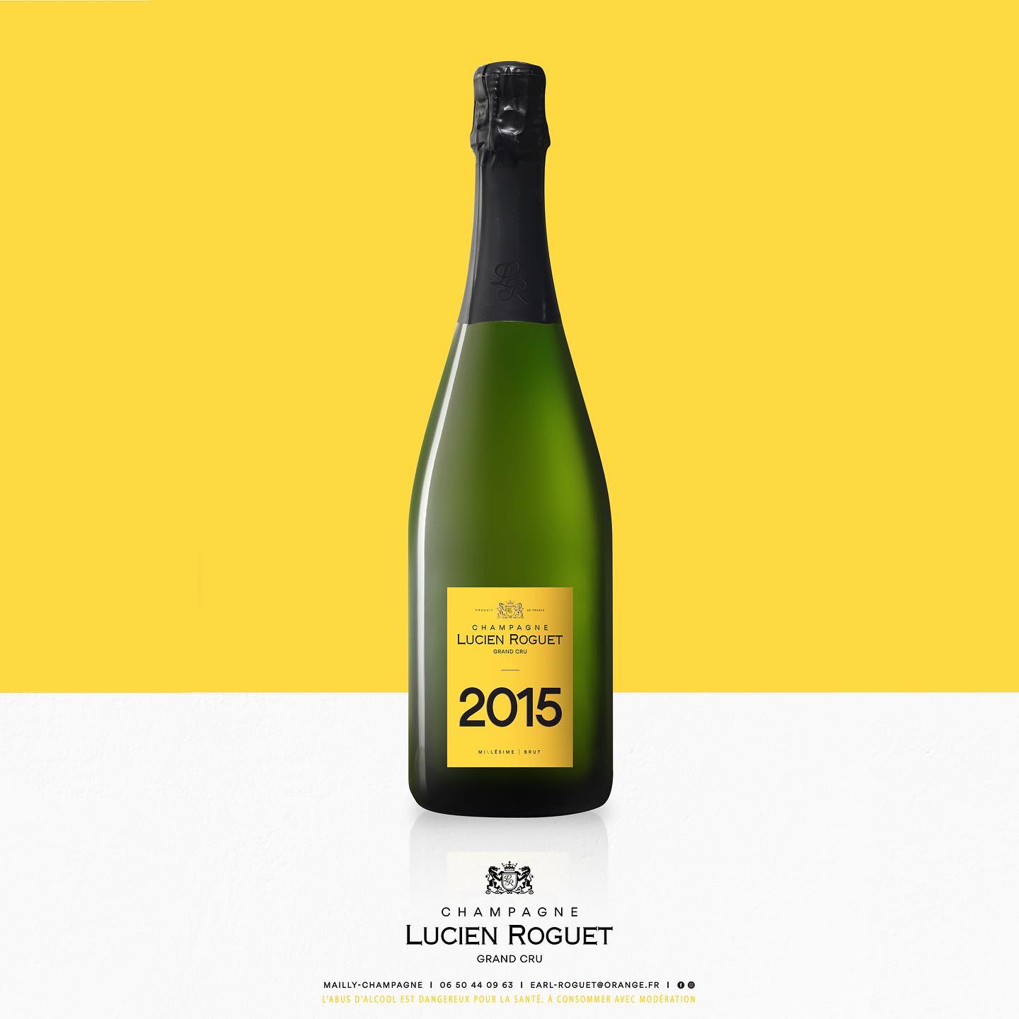 Après vous avoir fait découvrir sa collection classique, la Maison Roguet vous présente aujourd'hui son nouveau millésime. La cuvée 𝟮𝟬𝟭𝟱 𝗚𝗿𝗮𝗻𝗱 𝗖𝗿𝘂 :
Emblématique de notre parcellaire, il est composé de 65% de Pinot Noir, 20% de Chardonnay et 15% de Meunier.
Au premier regard, sa teinte est jaune aux reflets argentés. L’effervescence est subtile, caractéristique d’une bonne tenue à table.
Le nez, très frais, laisse exhaler des fruits exotiques et des notes épicées.
L’attaque en bouche est franche, elle conserve une alliance de fruits et d’agrumes sur la longueur et nous offre une finale vive avec une pointe de salinité.
‼️N’oubliez pas que notre maison reste ouverte pour vous recevoir dans le respect des règles sanitaires. Nous avons également mis en place des solutions de livraisons exceptionnelles pour ceux qui ne pourraient se déplacer. N’hésitez pas à nous contacter et prenez soin de vous ! 😘
#champagne #Grandcru #vigneronindependant #Maillychampagne #champagnedevignerons #maisonfamiliale #millesime #millesime2015 #champagnemillésimé #label #champagnegrandcru #montagnedereims #vinsdechampagne #nouveauté #champagnelucienroguet #cuvée #flacon #flaconprestige