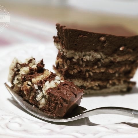 עוגת שכבות מהממת של שומשום וקרם שוק