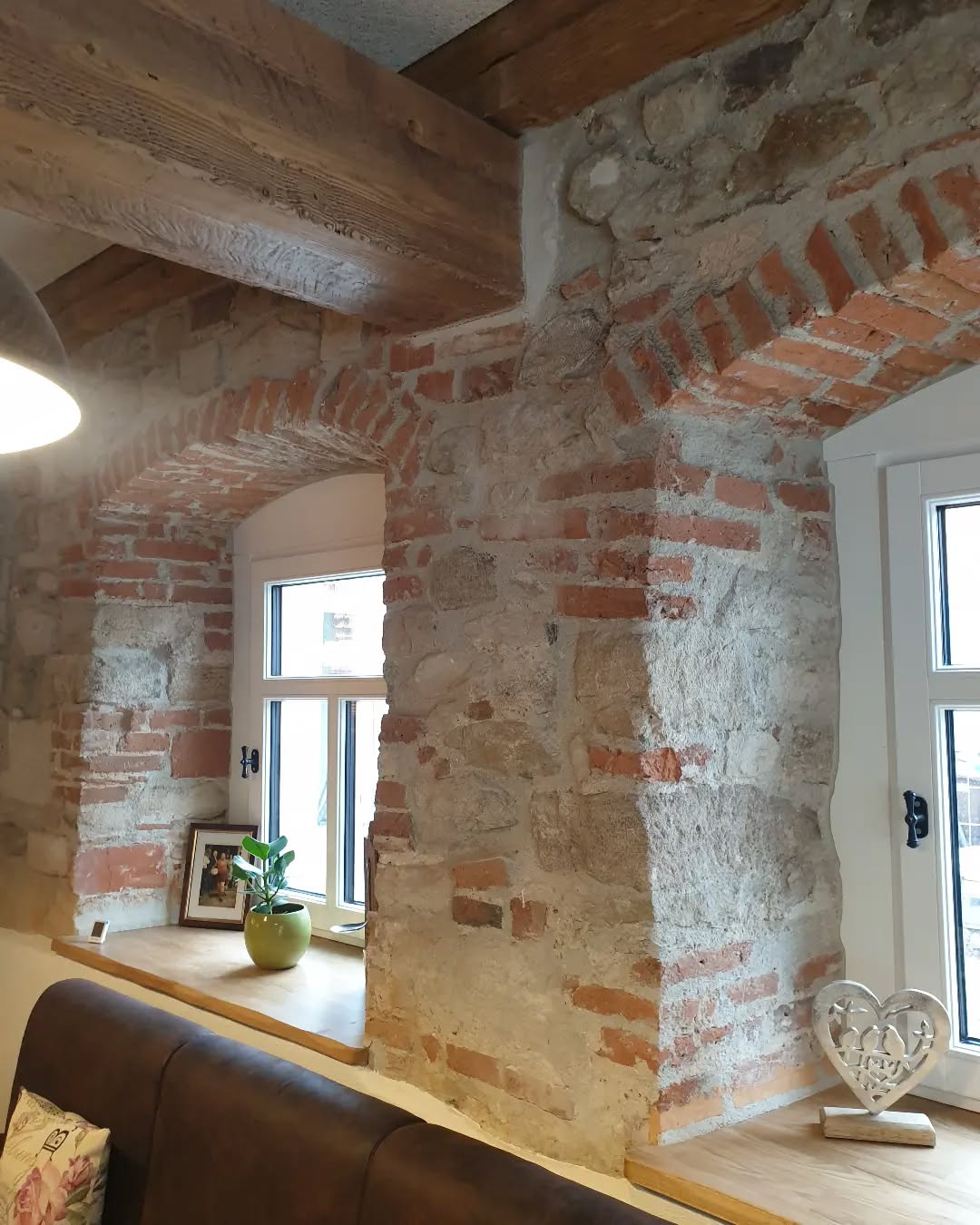 Wenn Mauern reden könnten, hätte der Moserhof viel zu erzählen... Schaut was hier besonderes zum Vorschein kam, nachdem der Putz von den Wänden abgeklopft wurde ⚒️
Diese wunderschöne, fast 400 Jahre alte Ziegelsteinmauer mit Sandsteinelementen! Unsere Steinmetze haben hier eine tolle Restaurierungsarbeit geleistet. Wir sind mehr als begeistert 🤎
#neueröffnung #moserhof #moserhofsteigerwald #steigerwald #wirfreuenuns #trossenfurt #oberaurach #café #bistro #pension #hassberge #unterfranken #fenster #altesgemäuer #steinmetz #altbau #restaurieren #balken #sneekpeek #histo #ziegelstein #mauer #sandstein #gemütlich #restauration