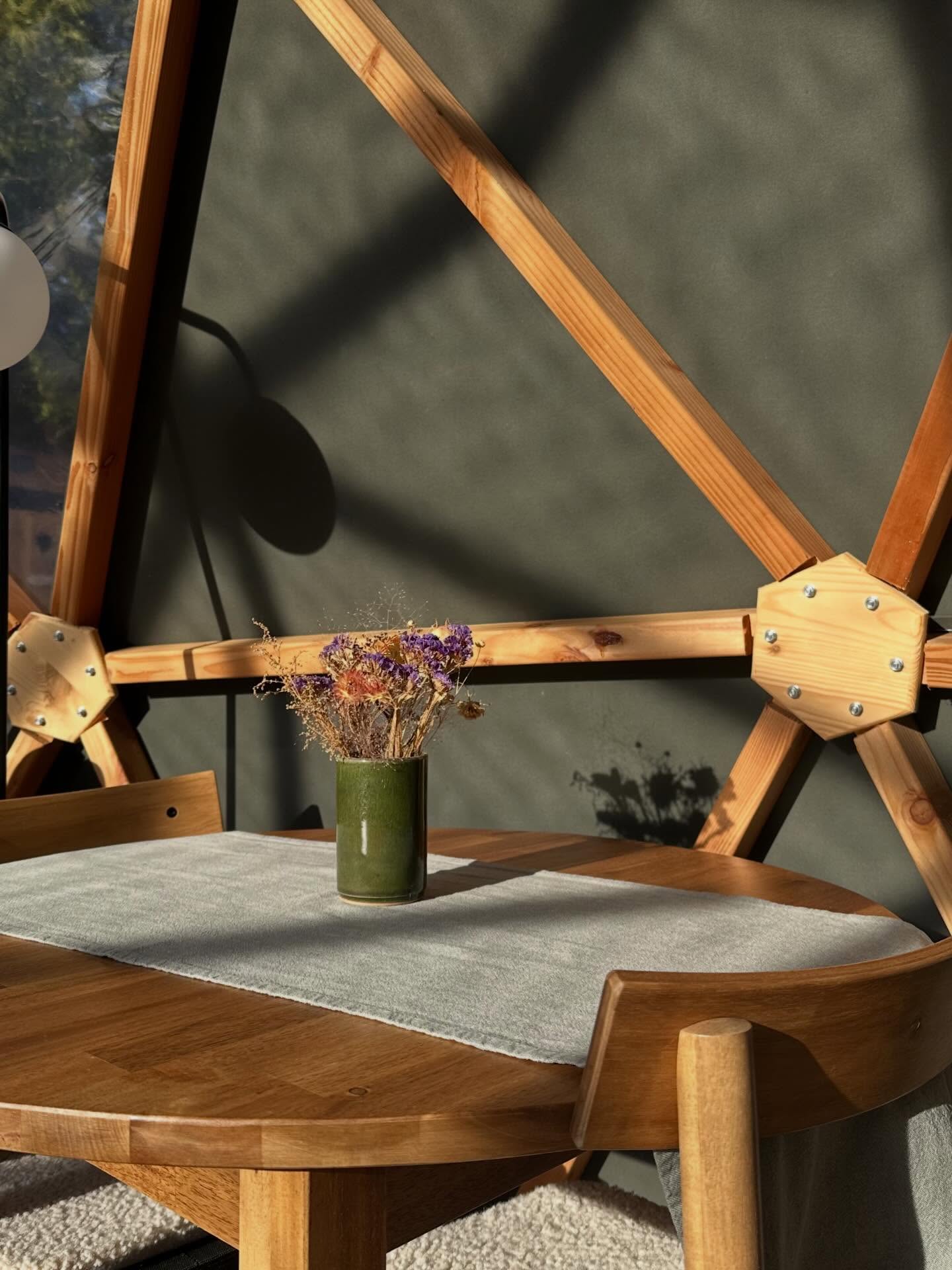 À partir de 2026, le Domaine de Vaugency entre dans une nouvelle phase.
Pas plus grand.
Plus juste.
En plus du gîte, de nouveaux hébergements verront le jour, pensés dans la continuité de l’âme du lieu :
du bois, de la toile, de la lumière, du calme.
Des hébergements fabriqués localement par l’atelier @tipitente
dans une logique de savoir-faire, de durabilité et de respect du vivant.
L’idée n’est pas d’ajouter des couchages.
L’idée est d’offrir plus de confort, plus de cohérence, plus de sérénité.
Pour que chacun puisse vivre le week-end pleinement, sans compromis.
On reste fidèles à ce qui nous guide depuis le début :
un lieu vivant, à taille humaine,
où l’on célèbre, où l’on ralentit,
et où l’on prend soin de ceux qui dorment dans notre refuge nature.
2026 marquera un nouveau chapitre.
Le même esprit.
Un pas de plus dans la qualité de l’expérience.
Joli pot @lunaluz_officiel
Fleurs séchées @fermelesmessicoles
Dôme @tipitente
.
.
.
.
.
#domainedevaugency #lieuavecuneame #vaugencyfamily #slowwedding #mariagenature #mariageauthentique #experienceavanttout #lieudevie #hebergementinsolite #dormirenpleinenature #weekendhorsdutemps #boisetlumiere #calmeetsilence #vivrelentement #prendrelesontemps #accueilenconscience #nouveauchapitre #projet2026 #fairemoinsmaisfairemieux #qualiteplutotquantite