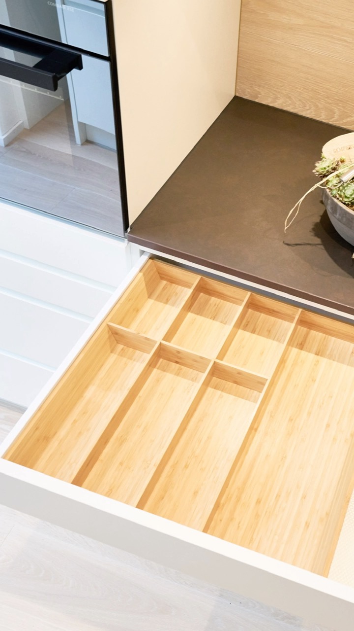 Reduce to the max. Viel Stauraum und Details, die man erst auf den zweiten Blick sieht.
Eine Küche, die perfekt funktioniert und ein Leben lang gefällt.