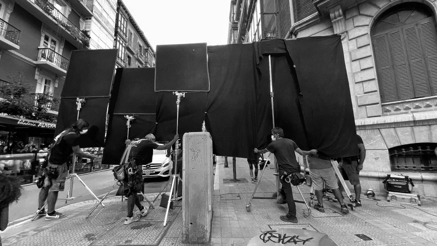 Tapando el rebote del sol, últimos planos del día, primera semana. #interraillapelícula #gaffer #daniparri #iluminar #sol #lightingcrew #cinematography #cineespañol #aluzinerentals