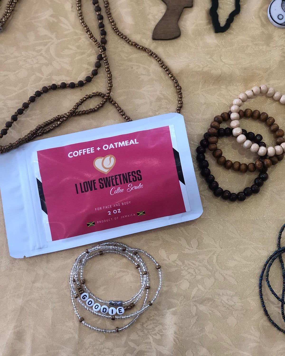 When we saw this GOODIE waist bead from @simanticsja we HAD TO stop. .
Jamaican business owners are dope!! 🇯🇲❤️