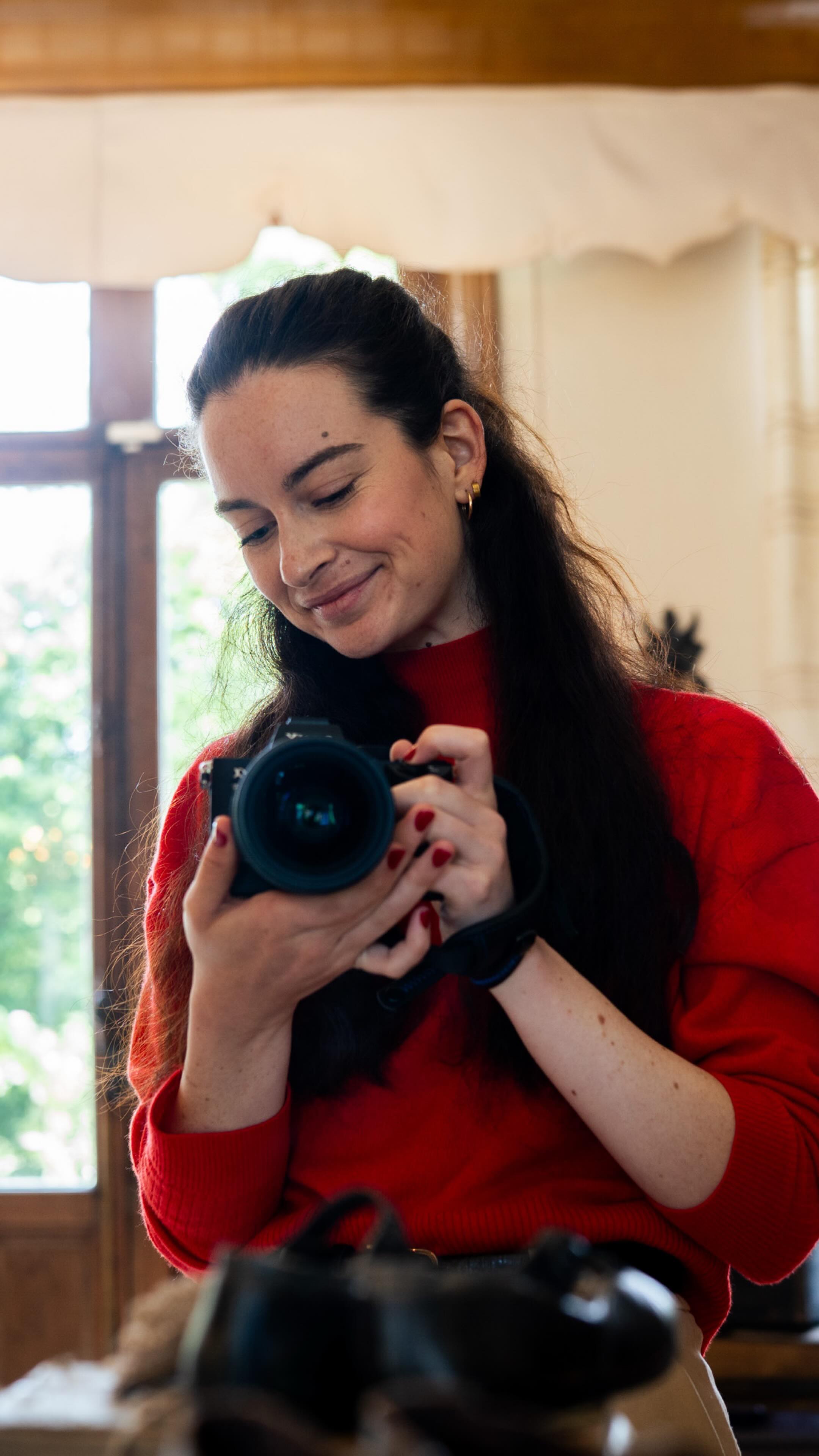 Série sur les détails du Château de la Maisonnette, qui font son histoire ⏳
@chateau_de_la_maisonnette ✨
Contexte ! Mes futurs-mariés, Sylia et Sami, ont souhaité réaliser une séance couple dans leur tenue de mariés, avant le grand mariage avec toute la famille qui avait lieu à Lyon. Ils voulaient prendre le temps, ensemble, de s'organiser une journée, de se préparer, de vivre une expérience tous les deux, dont ils auraient des souvenirs pour longtemps.
Pendant qu'ils se préparaient, j'ai découvert le Château et photographié certains détails qui m'ont plu, qui parlent d'histoires et du temps qui passe. Parce qu’un mariage, c’est aussi l’atmosphère d’un lieu, ses matières, sa mémoire.
Regarder. Ressentir. Raconter.
Des images qui traversent le temps.
Romane Diez - Photographe de mariage
Site internet : romanediez.com
Réservations ouvertes pour la saison 2026
#photographedemariage #mariagechateau
#détailsquiracontent #photographienarrative