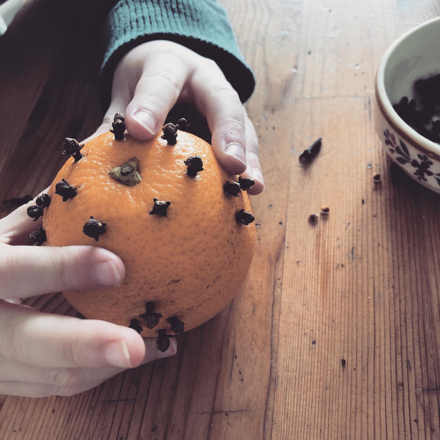 beSINNlich ✨
Geübt wird:
… Auge-Hand-Koordination
… Hand-Hand-Koordination
… Pinzettengriff
… Kraftdosierung
… Geruchsinn
… taktile Wahrnehmung
… figurales-räumliches Denken
… ✨
.
.
.
.
.
.
.
#bastelidee #bastelideenfürkinder #dezember #weihnachten #advent #christmas #nostalgie #kindergarten #kindergartenteacher #kindergartenpädagogin #kindergartenactivities #finemotorskills #montessori #montessoriactivity #montessoriathome #montessoriimpuls #wenigeristmehr #mama #momlife #mom #maman #mamansuisse #mami