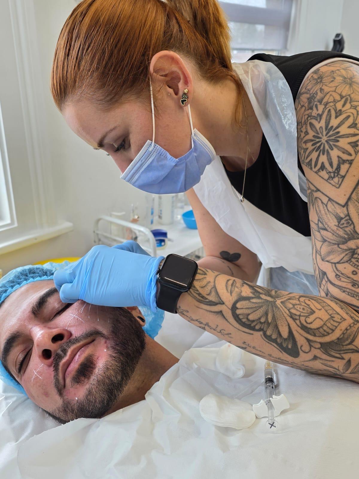 Cuidar da aparência não é vaidade... é autocuidado, saúde e confiança. 💙
O bioestimulador de colágeno é um dos tratamentos mais procurados por homens que querem melhorar a pele sem exageros e sem perder a naturalidade.
Isso porque:
🔹 Estimula a produção natural de colágeno
🔹 Melhora a firmeza e a flacidez da pele
🔹 Suaviza linhas e sinais do envelhecimento
🔹 Resultado gradual, discreto e natural
🔹 Pele com aspecto mais jovem, saudável e descansado
Nada de “cara artificial”.
Aqui o resultado respeita os traços masculinos e valoriza sua melhor versão. 😉
📲 Agende seu horário: +44 7398 192413
.
Caring about your appearance is not vanity… it’s self-care, health, and confidence. 💙
Collagen biostimulators are one of the most sought-after treatments for men who want to improve their skin without exaggeration and without losing their natural look.
That’s because they:
🔹 Stimulate the body’s natural collagen production
🔹 Improve skin firmness and reduce sagging
🔹 Smooth fine lines and signs of aging
🔹 Deliver gradual, discreet, and natural results
🔹 Leave the skin looking younger, healthier, and more refreshed
No “artificial-looking” face.
Here, the results respect masculine features and enhance your best version. 😉
📲 Book your appointment: +44 7398 192413