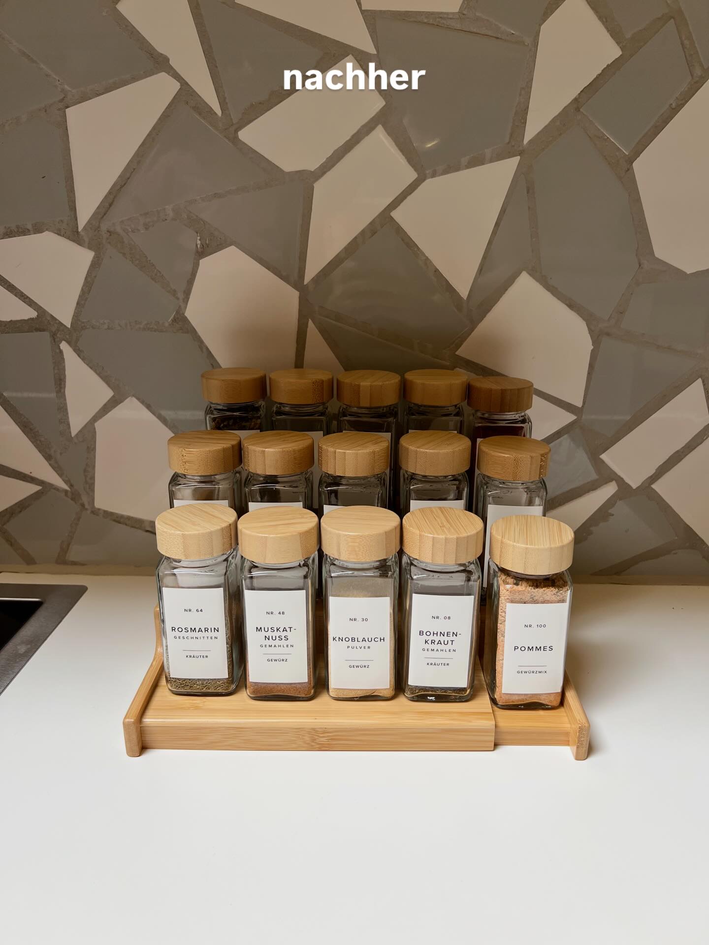 🧂Gewürze ORGANISATION
•
✔️Gewürze in einheitliche Behälter umgefüllt
✔️Zonenwechsel - da vorher unbequem
✔️ Gewürztreppe für Zonenmarkierung und bessere visuelle Abtrennung
.
.
.
.
.
.
home organizing | decluttering | familienalltag | ordnungssysteme | ordnung schaffen | schweiz | aufräumhilfe | bern | organisieren | kleiderschrank | aufräumen | thehomeedit
#thun #loslassen #minimalismus #mariekondo #ordnungstipps