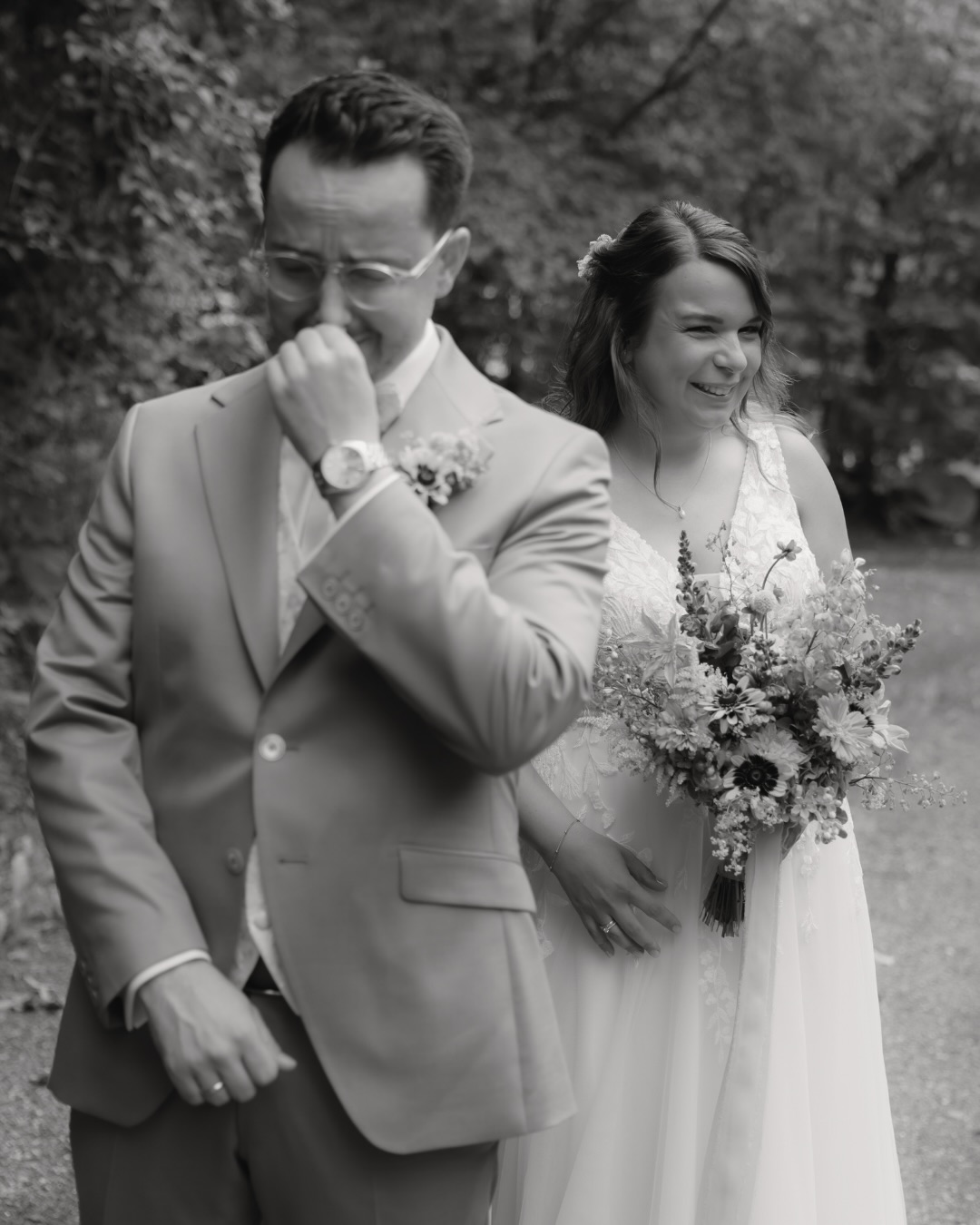 N & J im Waldhof auf Herrenland 🌿
Eine Hochzeit voller echter Emotionen, Freudentränen und einer Herzlichkeit, die man nicht nur sieht, sondern fühlt 🤍
Und wenn Liebe gefeiert wird, dann richtig, mit einer ausgelassenen Party, tanzenden Herzen und Momenten, die noch lange nachklingen ✨💃