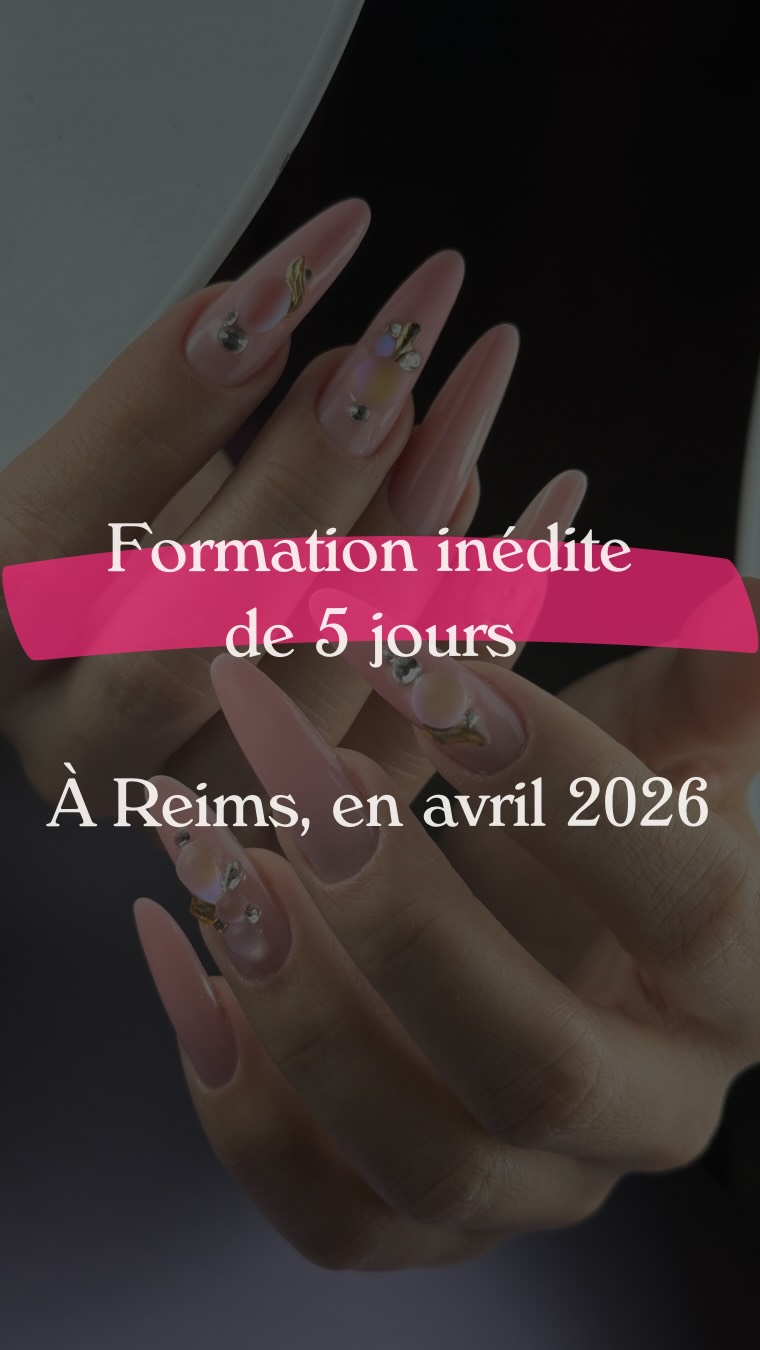 Du 13 au 17 avril 2026, une formation inédite arrive à Reims, chez @beau.tynails51 💕
Un cursus intensif imaginé pour celles qui veulent aller plus loin, sortir de leur zone de confort et faire évoluer leur niveau technique.
Cette formation s’adresse aux prothésistes ongulaires ayant déjà des bases solides.
Elle n’est pas destinée aux débutant(e)s, mais à celles qui souhaitent se challenger, affiner leur précision et repousser leurs limites.
Pendant 5 jours, je partage sans retenue tout ce qui fait aujourd’hui mon expertise :
des techniques construites au fil des années, nourries par l’expérience terrain, mais aussi par des apprentissages extérieurs venus enrichir et affiner ma vision du métier.
Popits, French reverse simples et doubles, reverse design, strass et compositions avec une maîtrise complète de la colorimétrie et de la tenue, jusqu’au nail art réaliste avec des créations fortes comme Deadpool, Avatar ou d’autres univers artistiques.
Tout est pensé pour une immersion totale :
repas de midi compris, kit de produits inclus, et certificat remis en fin de cursus.
Cette formation sera donnée par une formatrice belge – Studio Empreinte Nails, également ambassadrice de la marque Shop Lili Creuk.
Une occasion rare de vivre une formation différente, intense et unique.
⚠️ Les places sont ultra limitées : il ne reste plus que 3 places disponibles pour cette édition unique.
Si tu ressens l’envie d’évoluer vraiment, de te dépasser et de vivre une expérience hors du commun…
alors cette formation est faite pour toi ✨