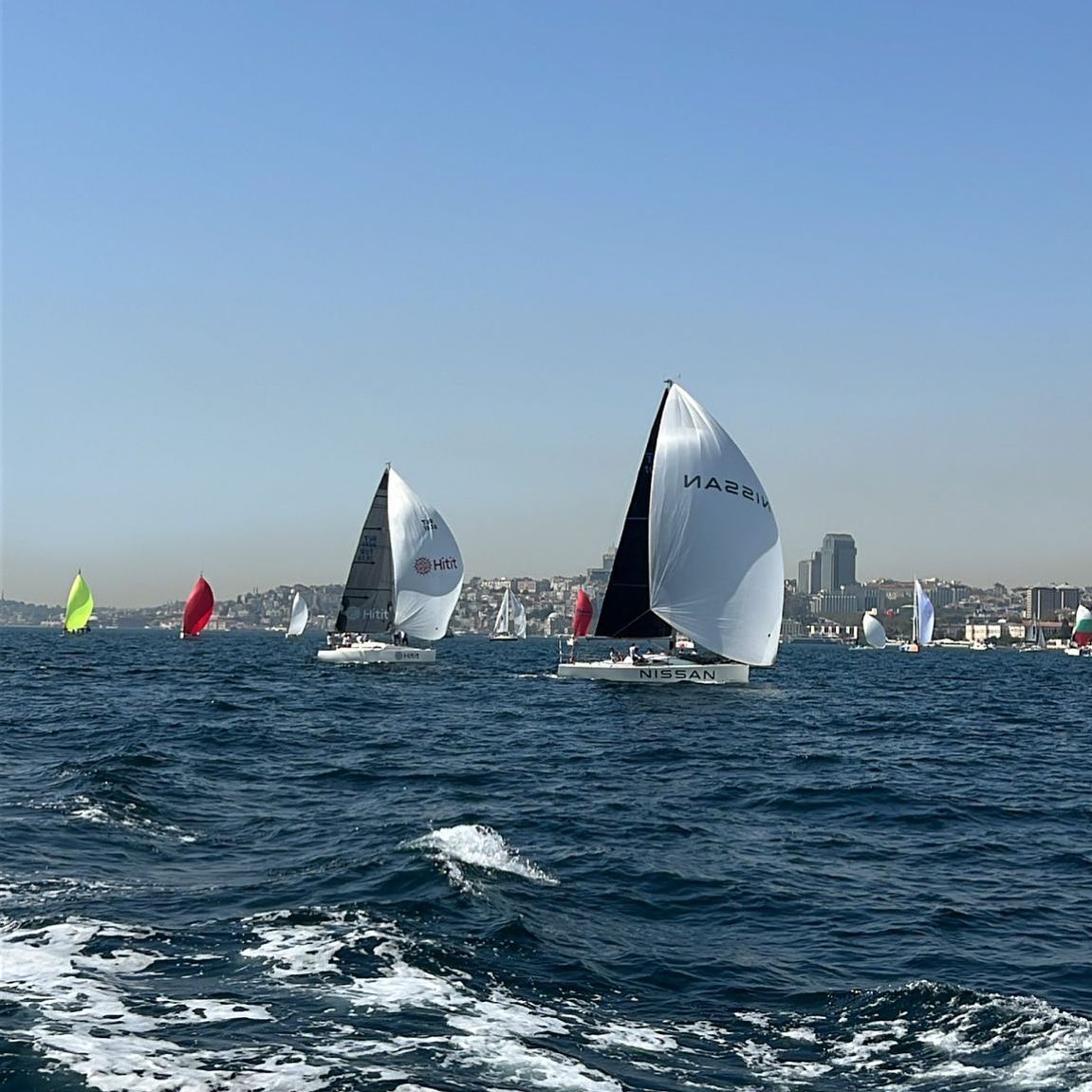⛵️Bu yıl 22.’si gerçekleşen Bosphorus Cup 21-24 Eylül tarihlerinde 'Celebrate İstanbul' sloganıyla IRC, ORC, gezi tekneleri ve sportif tekneler olmak üzere toplam 8 kategoride düzenlenecek. Organizasyonda bu sene 100 teknede toplam 1200 yelkencinin yarışması bekleniyor. 1200 yelkencinin 400’ünü Romanya ve Bulgaristan başta olmak üzere 10 farklı ülkeden gelen yabancı sporcular oluşturuyor.